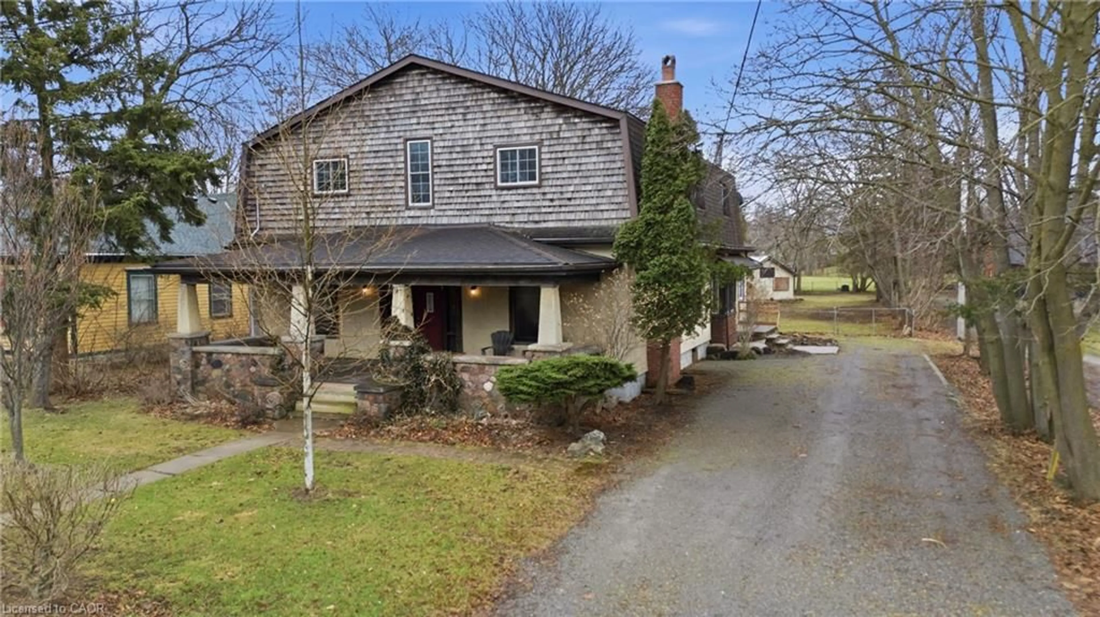 A pic from outside/outdoor area/front of a property/back of a property/a pic from drone, street for 211 Canborough St, Smithville Ontario L0R 2A0