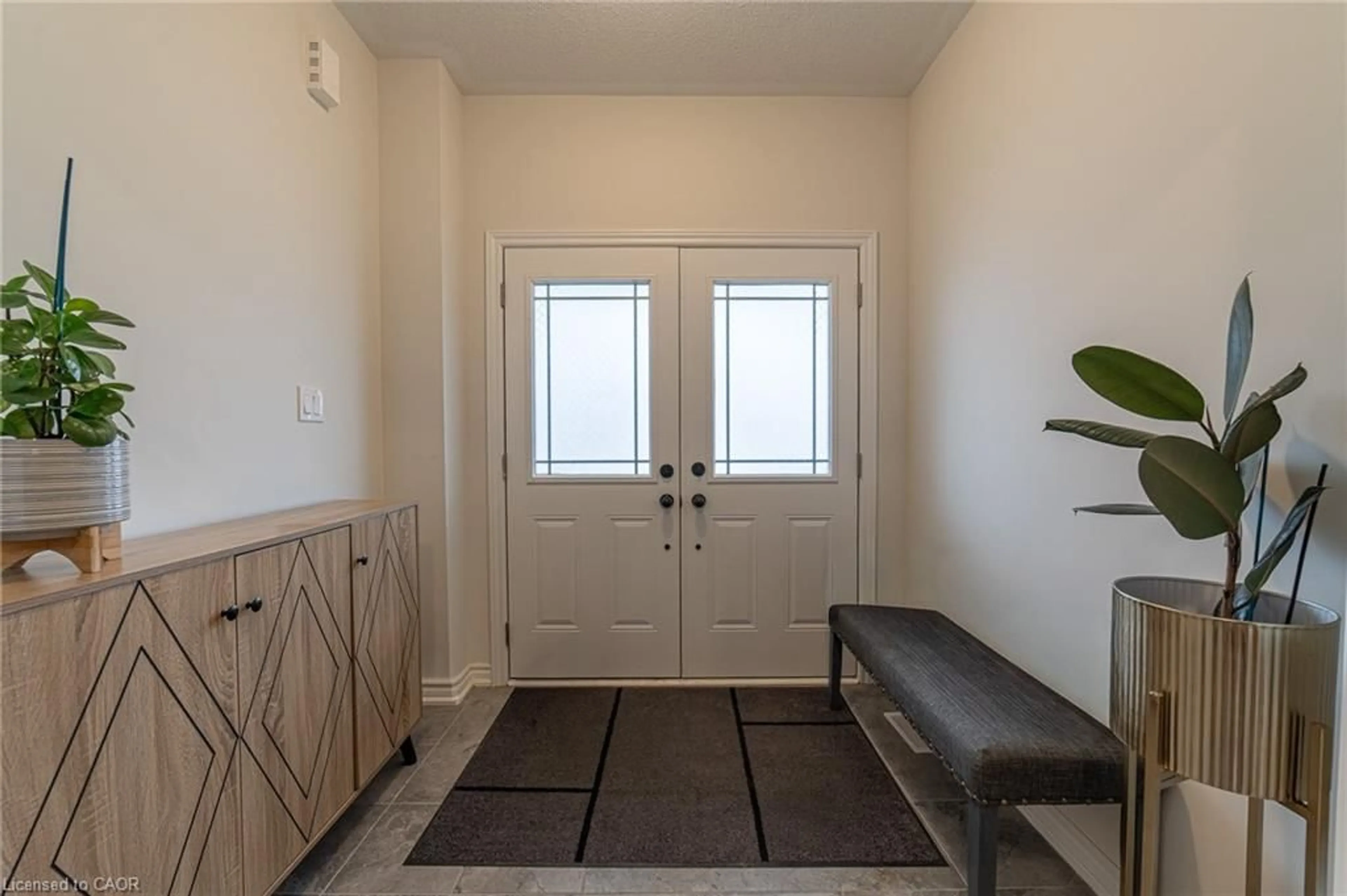 Indoor entryway for 225 Palace St, Thorold Ontario L2V 0N2