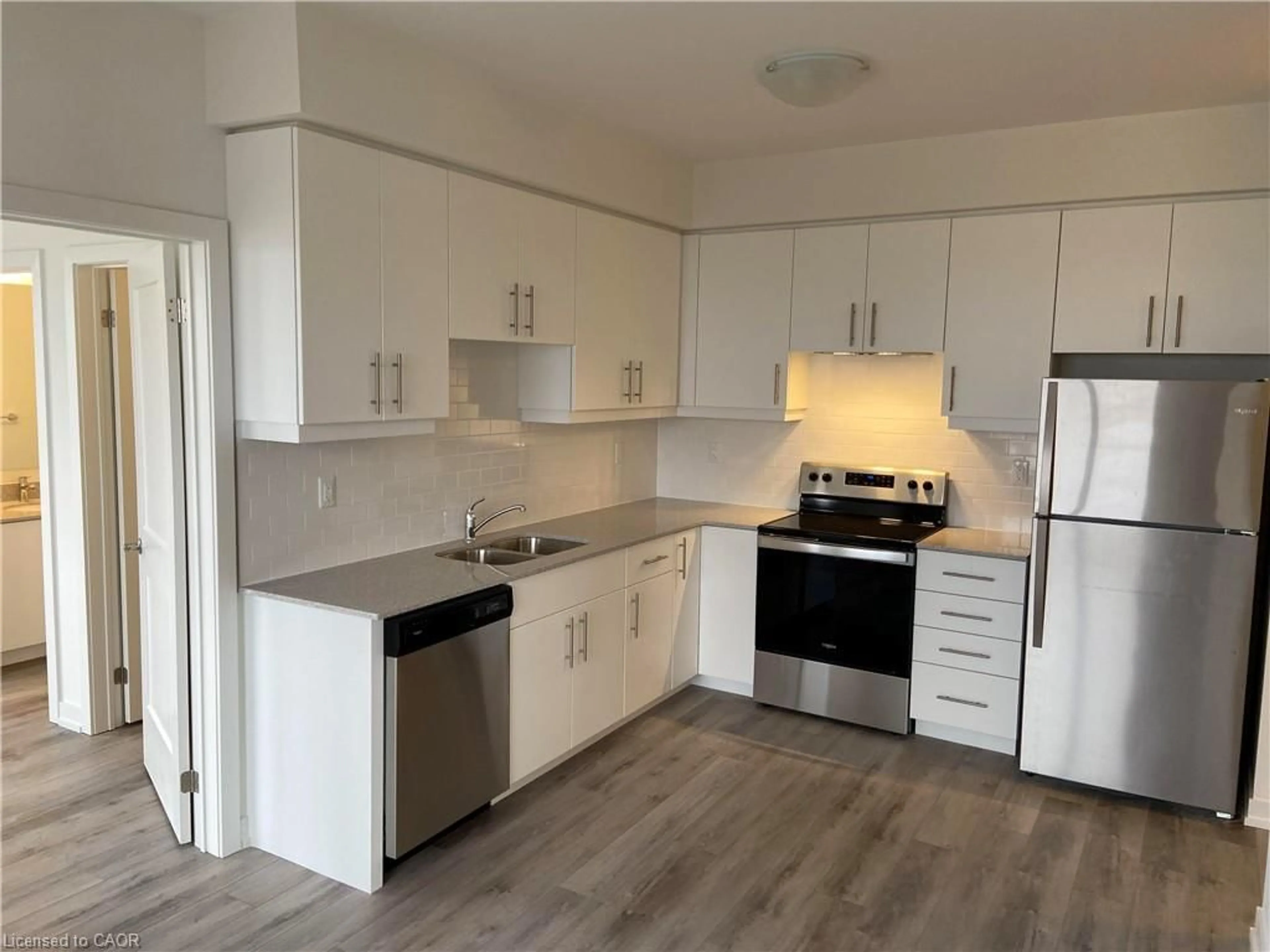Standard kitchen, wood/laminate floor for 251 Northfield Dr #522, Waterloo Ontario N2K 0G9