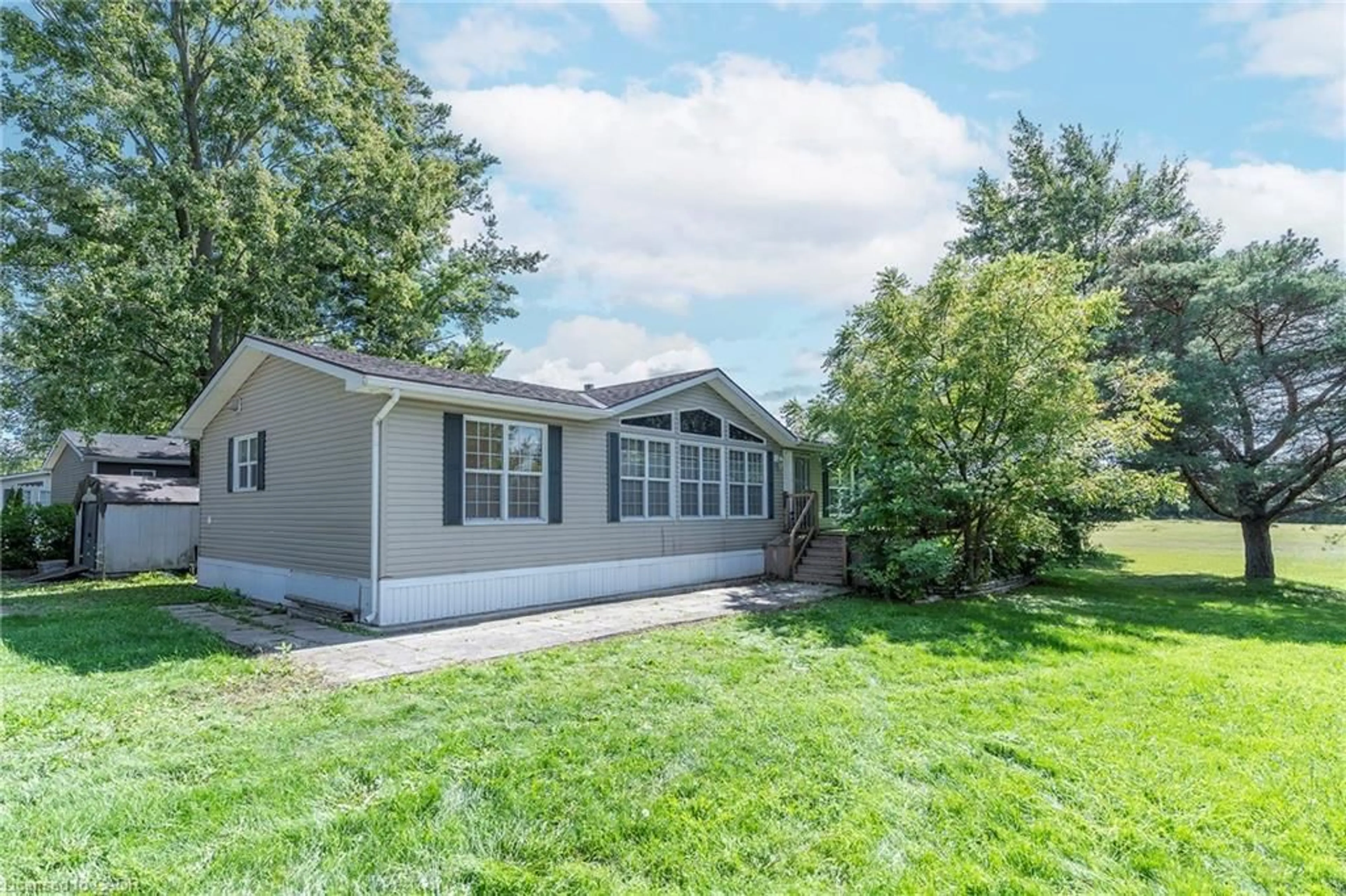 Home with vinyl exterior material, unknown for 1161 4th Concession Rd, Flamborough Ontario L8B 0X3