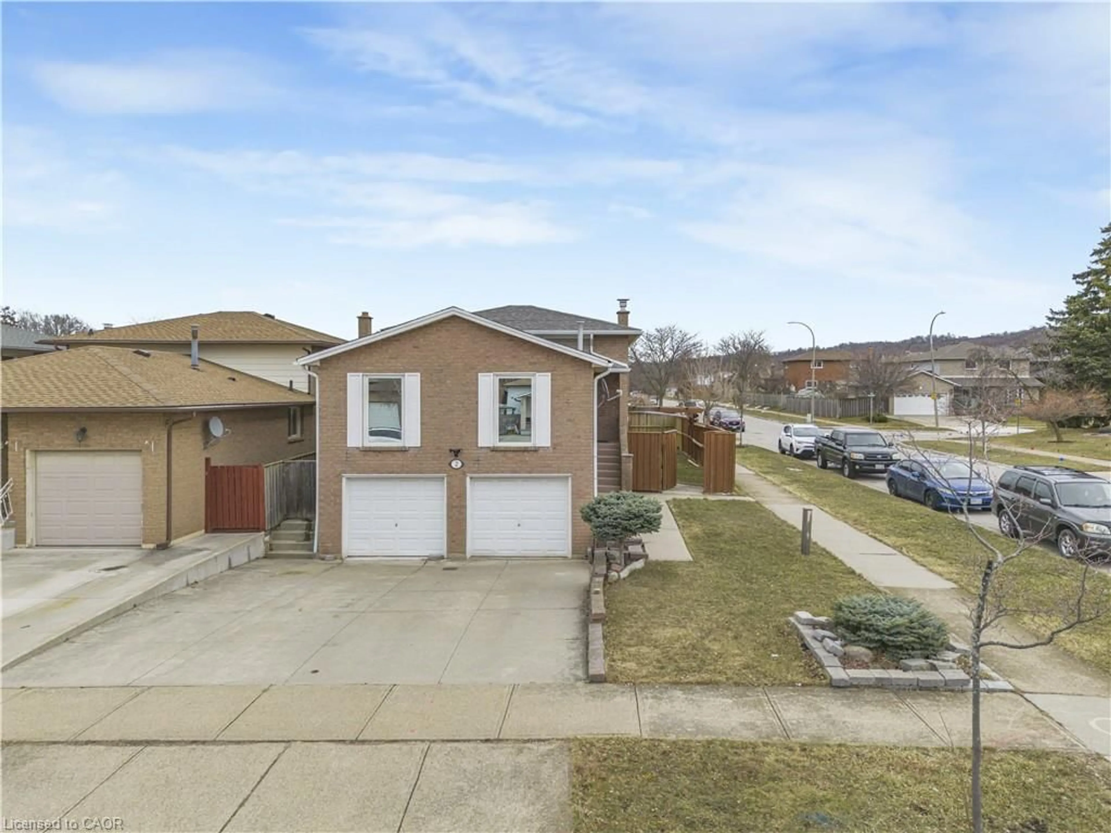 A pic from outside/outdoor area/front of a property/back of a property/a pic from drone, street for 2 Envoy Blvd, Hamilton Ontario L8G 4N1