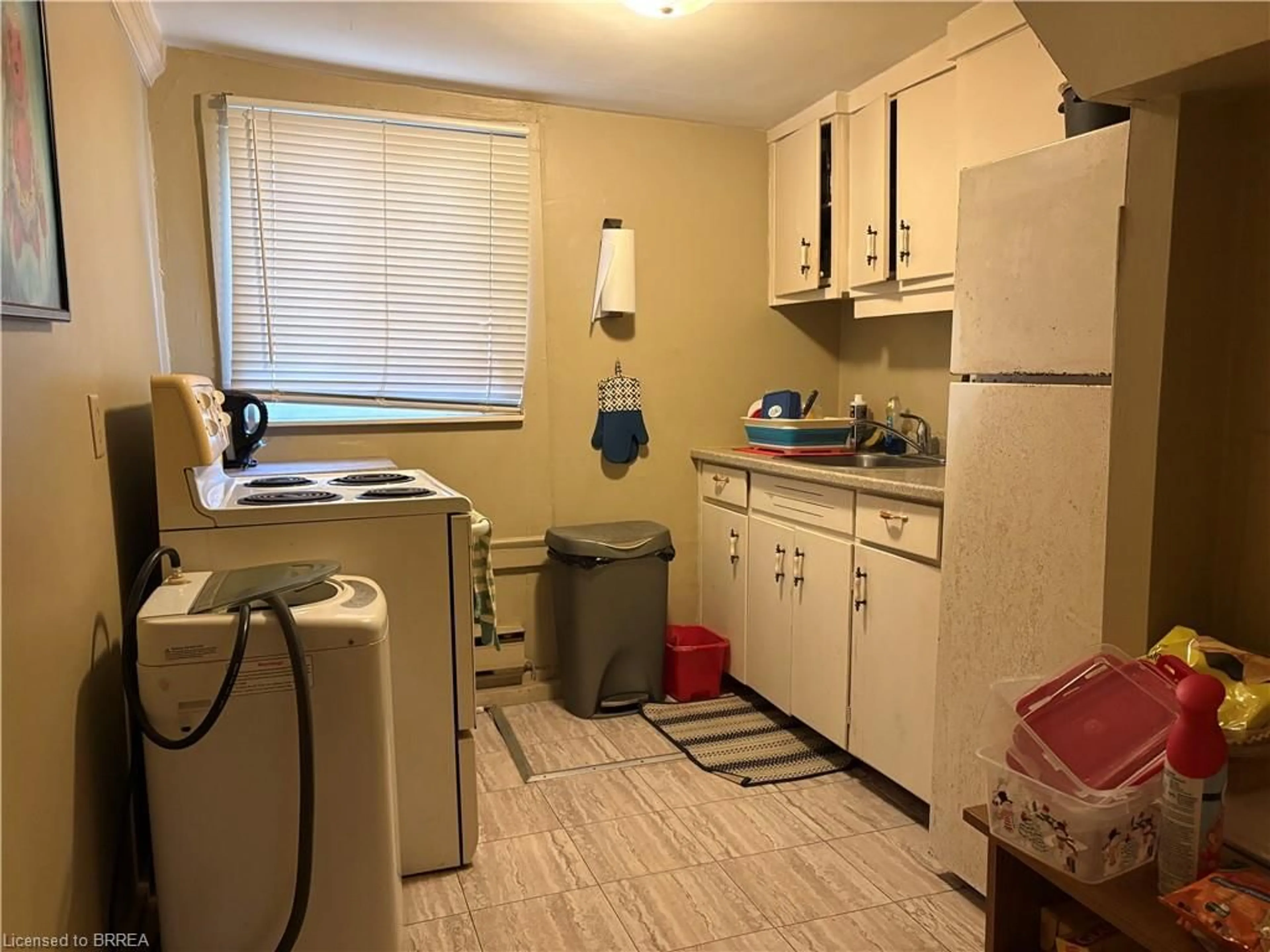 Standard kitchen, unknown for 13 Sheridan St, Brantford Ontario N3T 2P7