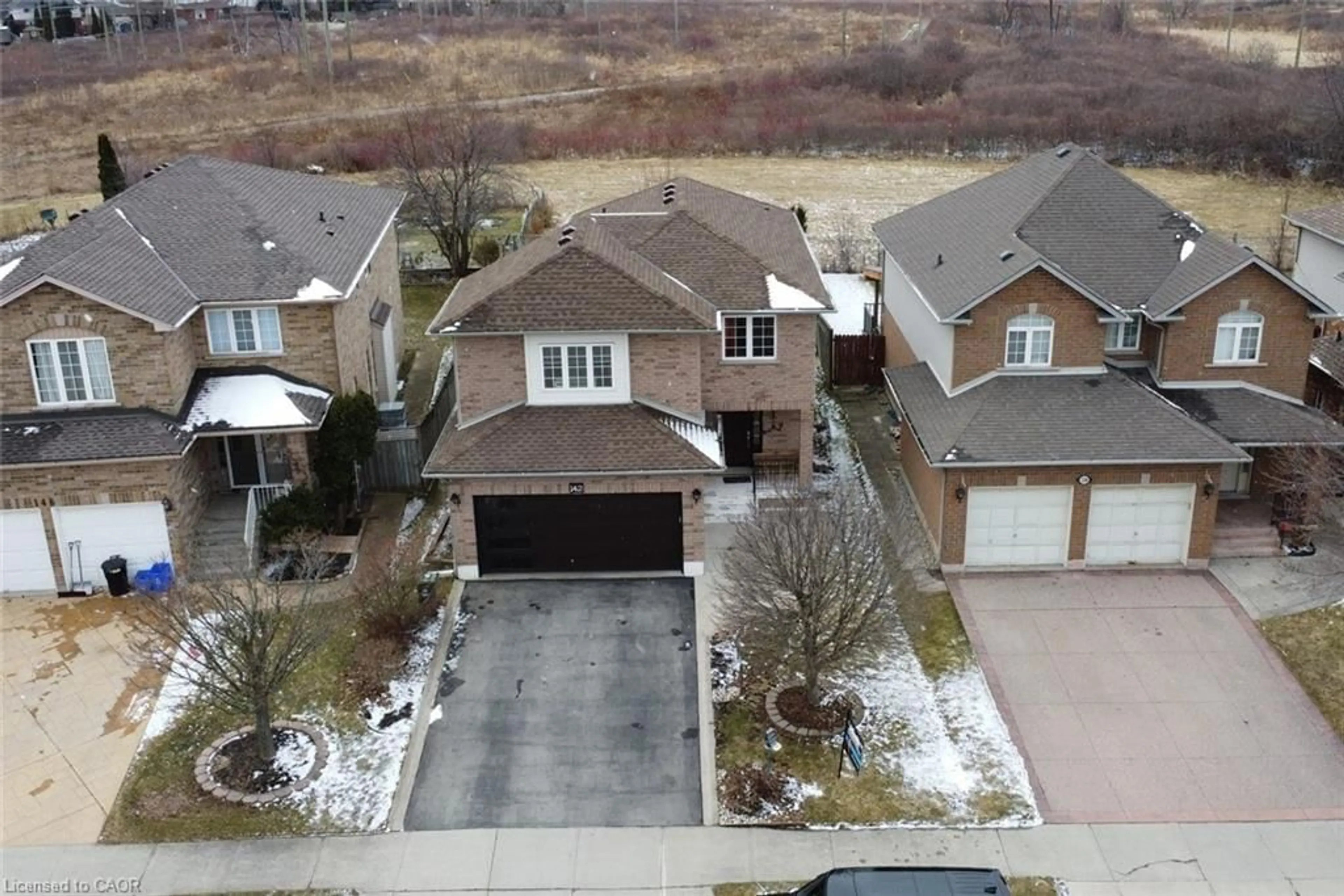 A pic from outside/outdoor area/front of a property/back of a property/a pic from drone, street for 142 Hawkswood Trail, Hamilton Ontario L9B 2R5
