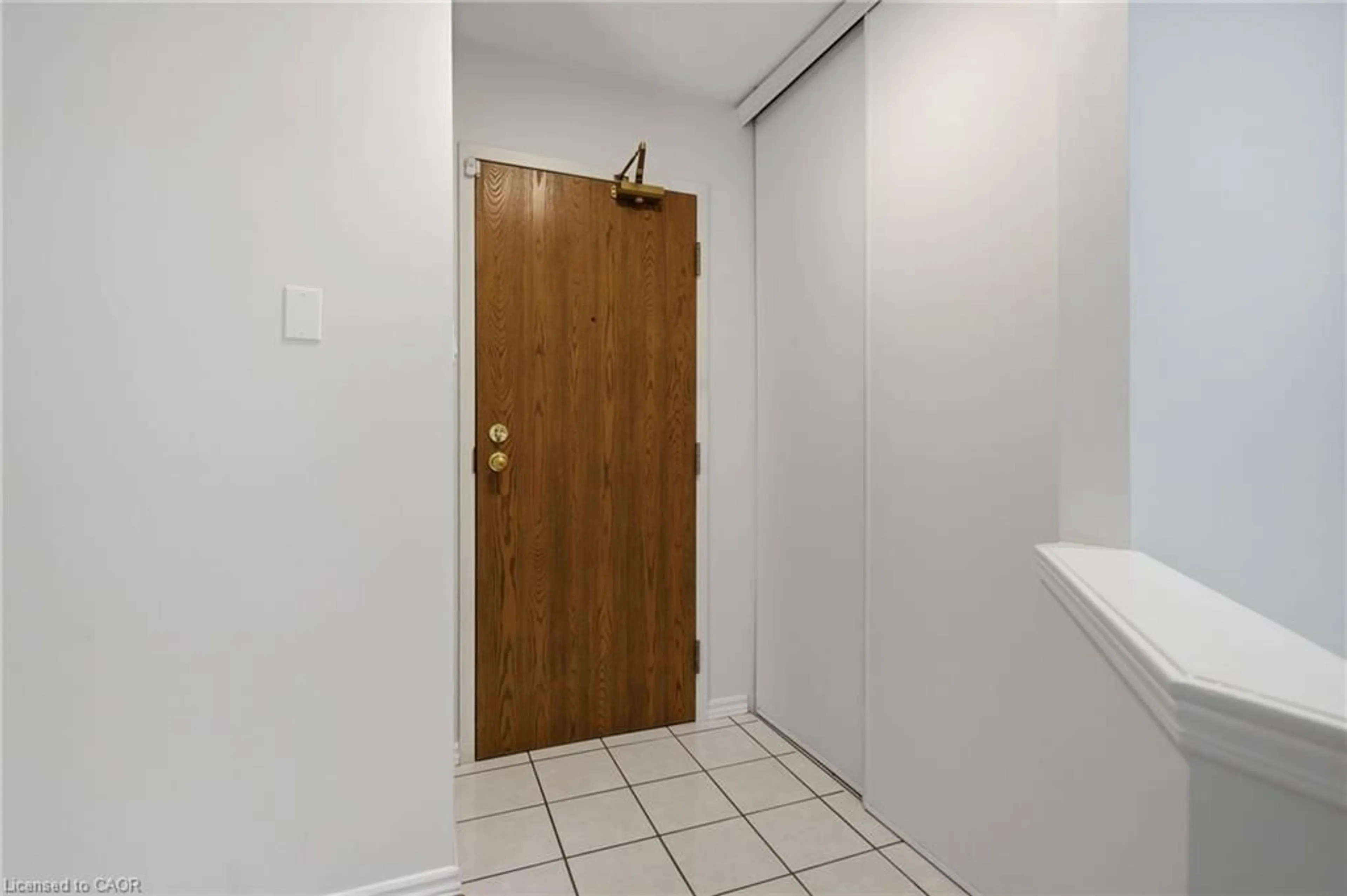 Indoor entryway for 565 Greenfield Ave #306, Kitchener Ontario N2C 2P3