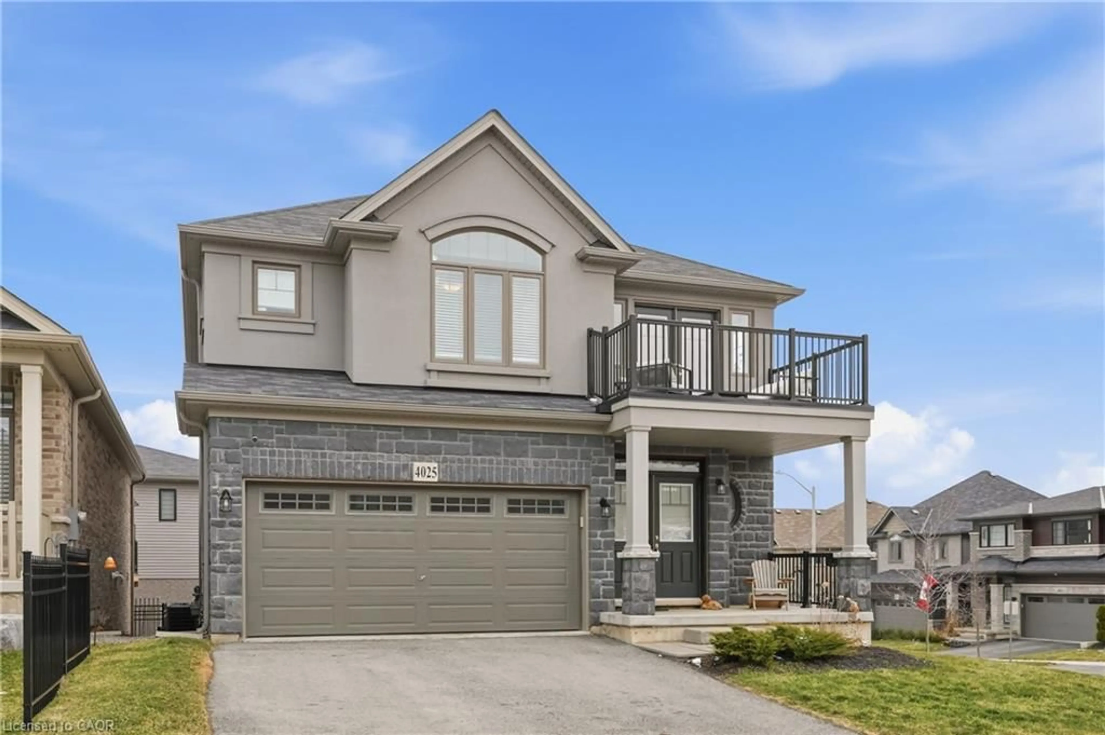 Home with vinyl exterior material, street for 4025 Highland Park Dr, Beamsville Ontario L3J 0S9