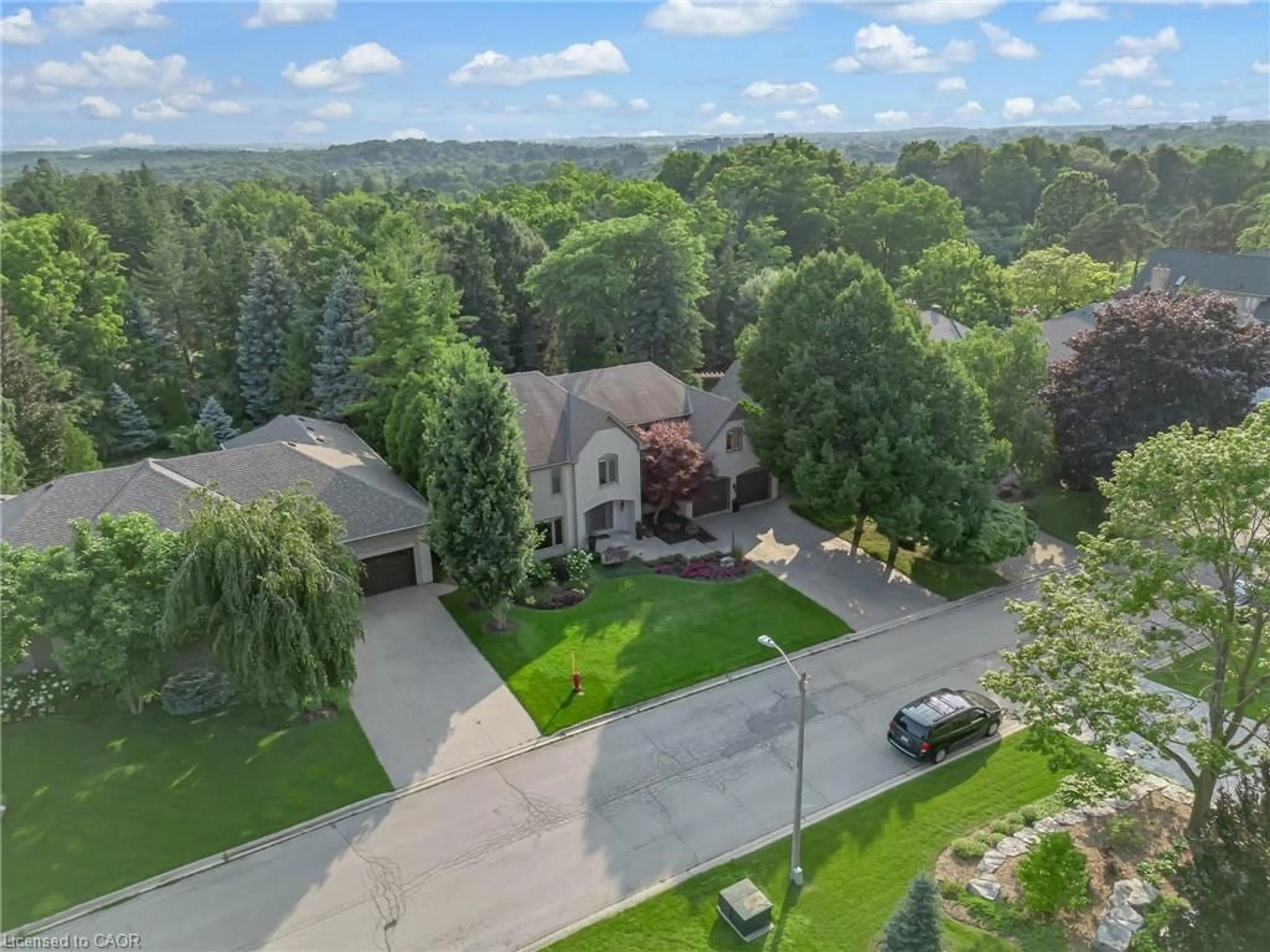 A pic from outside/outdoor area/front of a property/back of a property/a pic from drone, street for 9 Flanders Dr, Waterdown Ontario L8B 0G6
