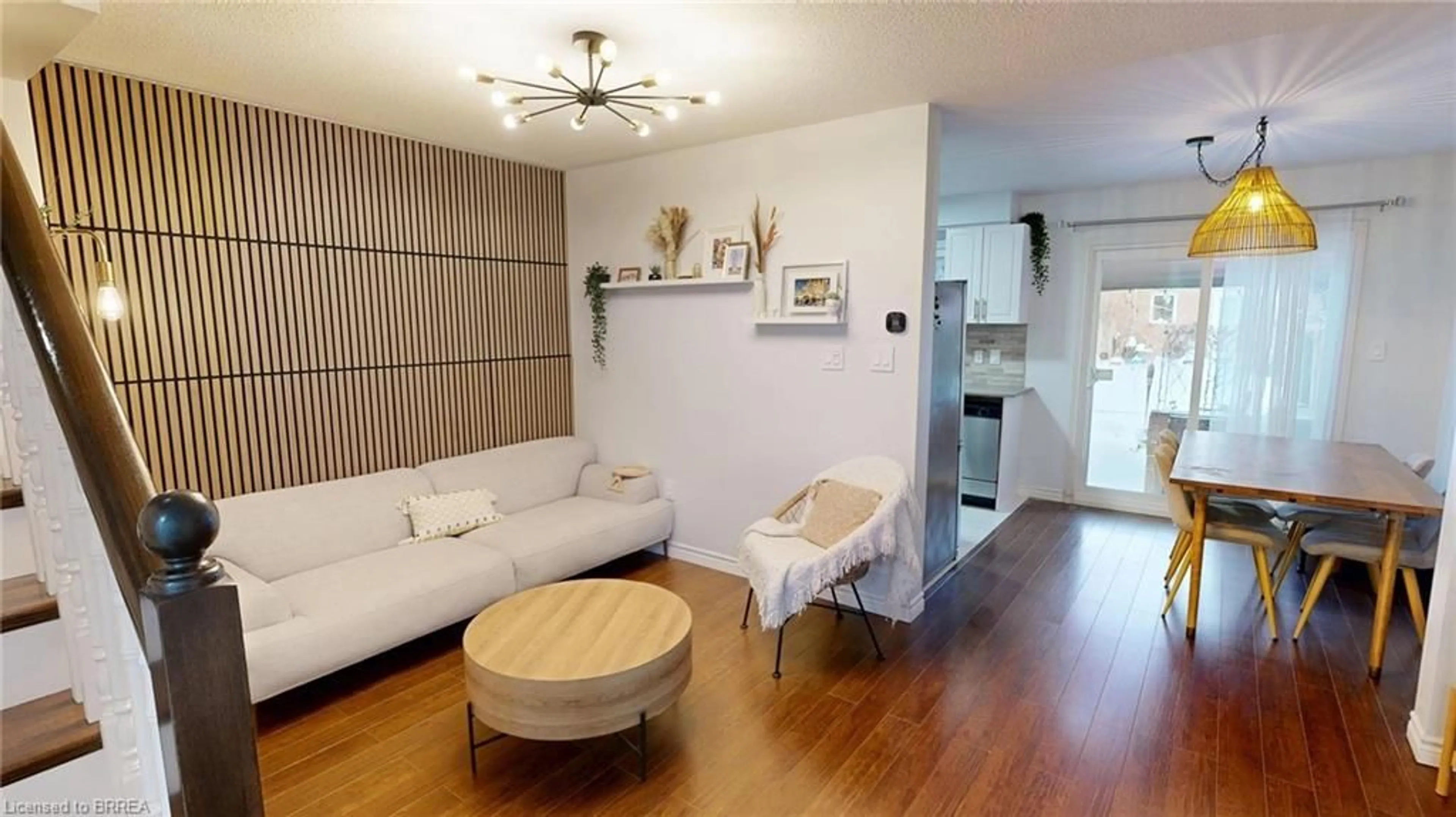 Living room with furniture, wood/laminate floor for 1591 South Parade Crt #2, Mississauga Ontario L5M 6G1