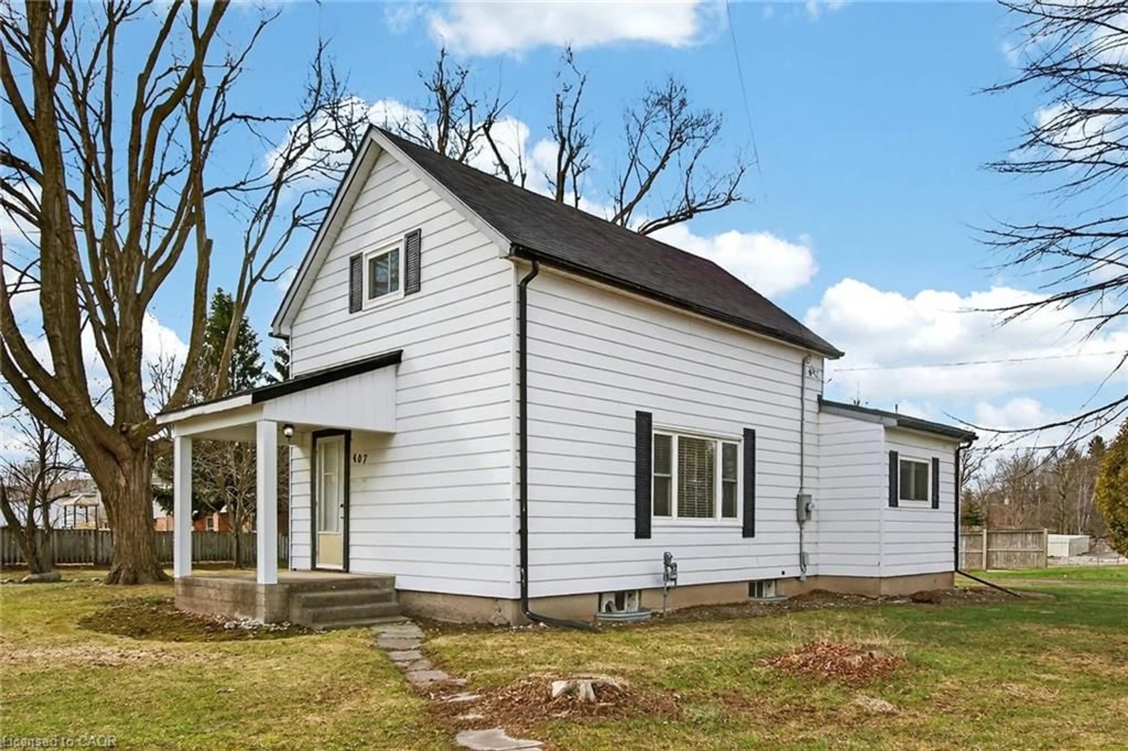 Home with vinyl exterior material, building for 407 Bell St, Ingersoll Ontario N5C 2P7