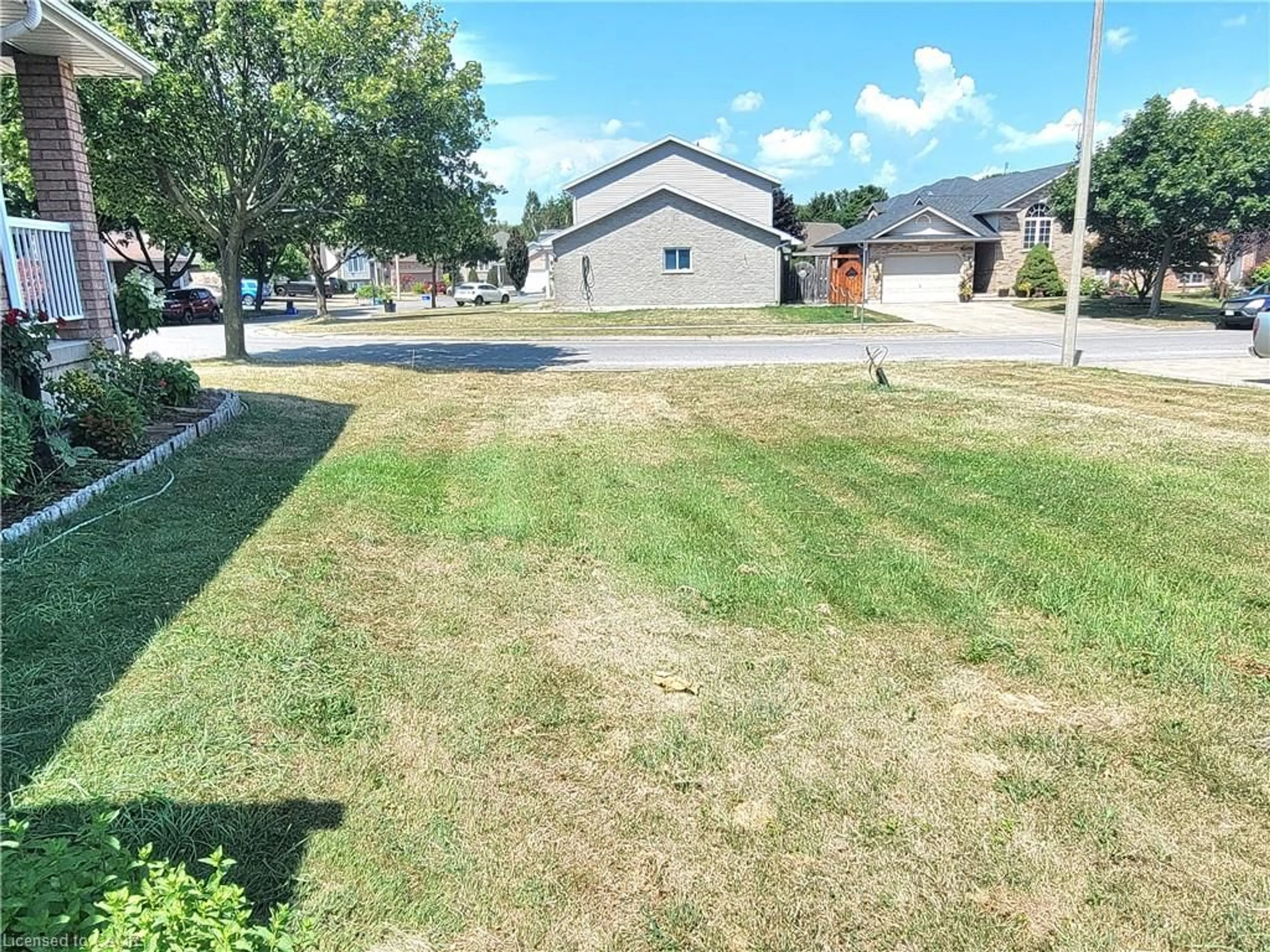 A pic from outside/outdoor area/front of a property/back of a property/a pic from drone, street for 6554 Harper Dr, Niagara Falls Ontario L2E 7K6