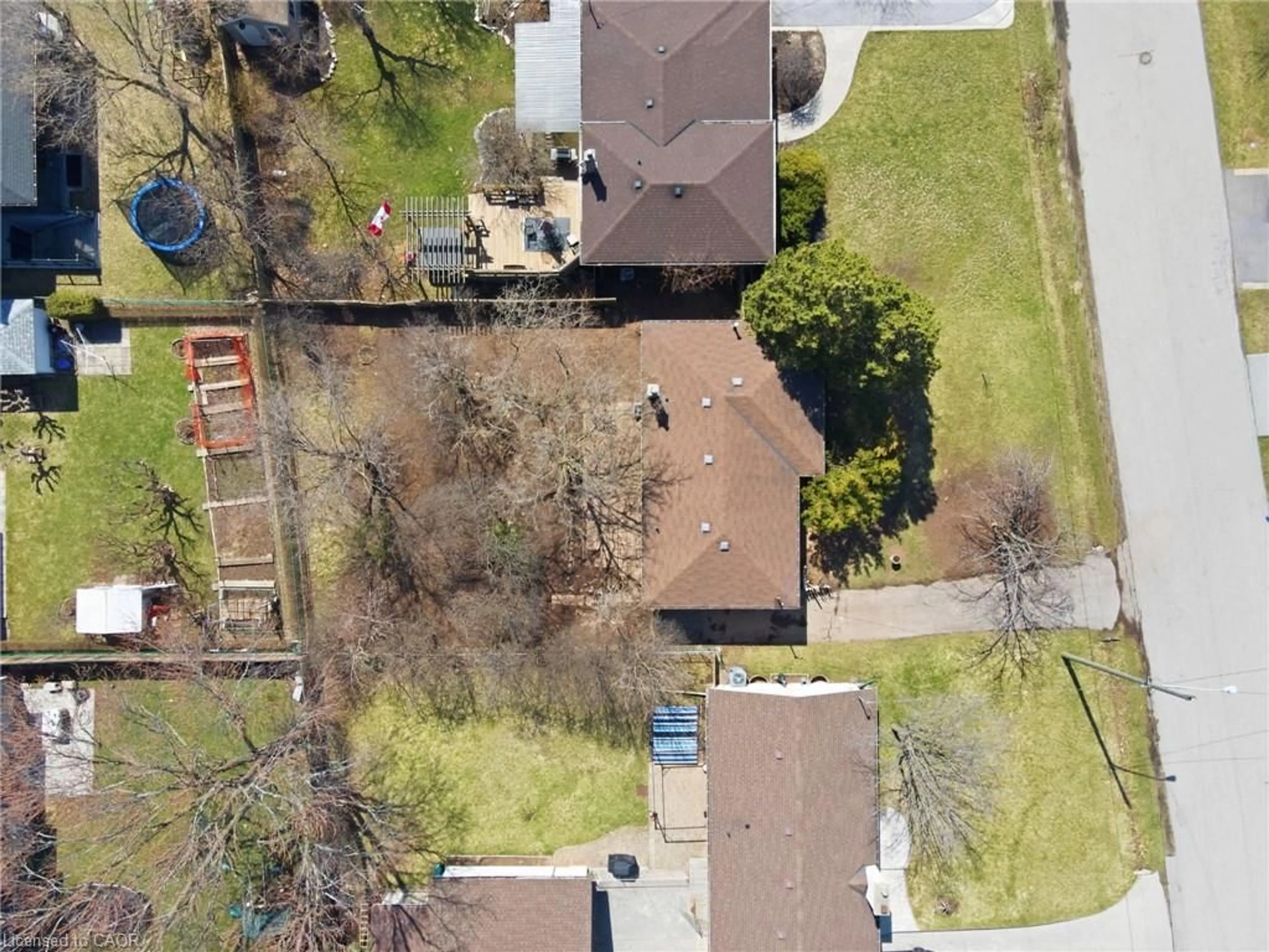 A pic from outside/outdoor area/front of a property/back of a property/a pic from drone, street for 1354 Sheldon Ave, Oakville Ontario L6L 2R1