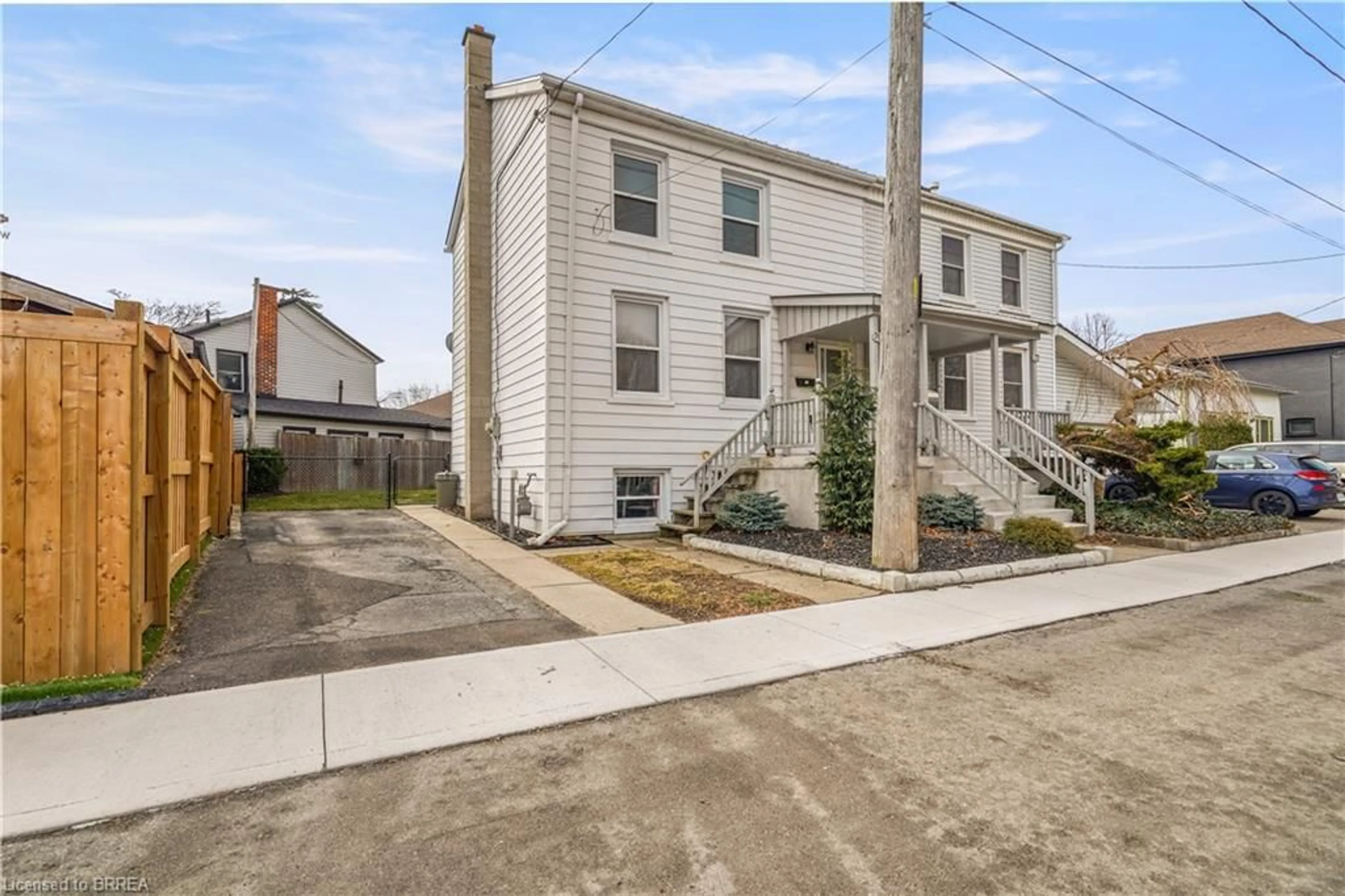 A pic from outside/outdoor area/front of a property/back of a property/a pic from drone, street for 79 Palace St, Brantford Ontario N3T 3W8