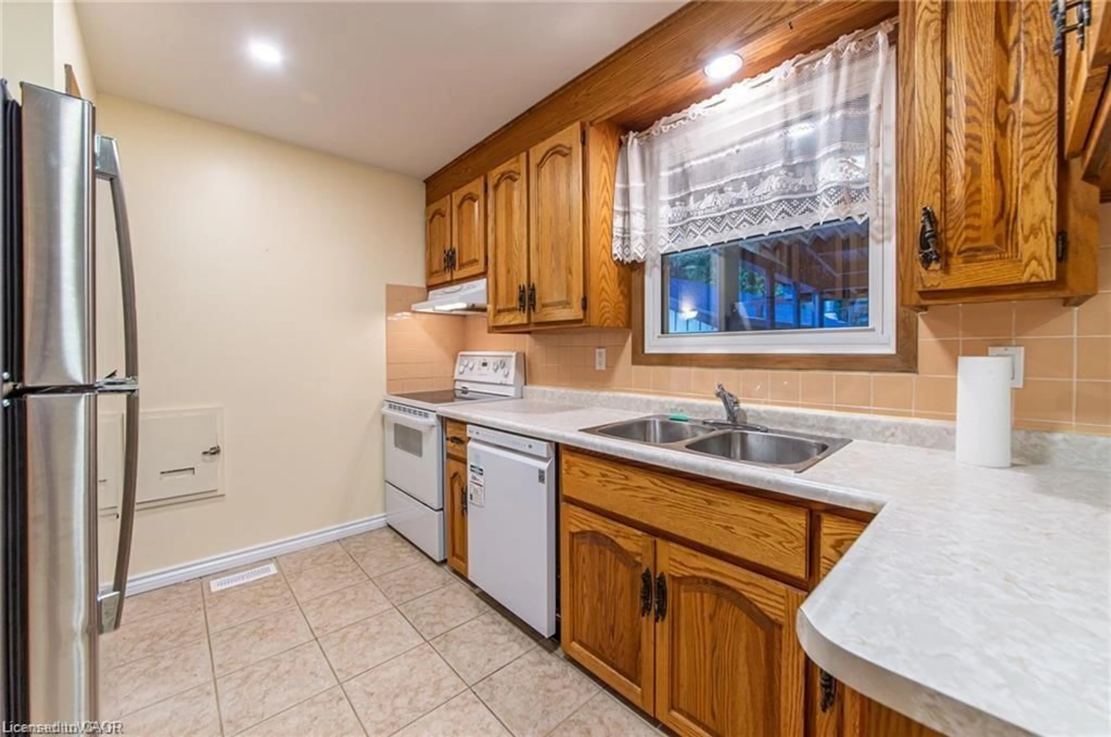 Standard kitchen, unknown for 136 Macgregor Cres, Waterloo Ontario N2J 3W9