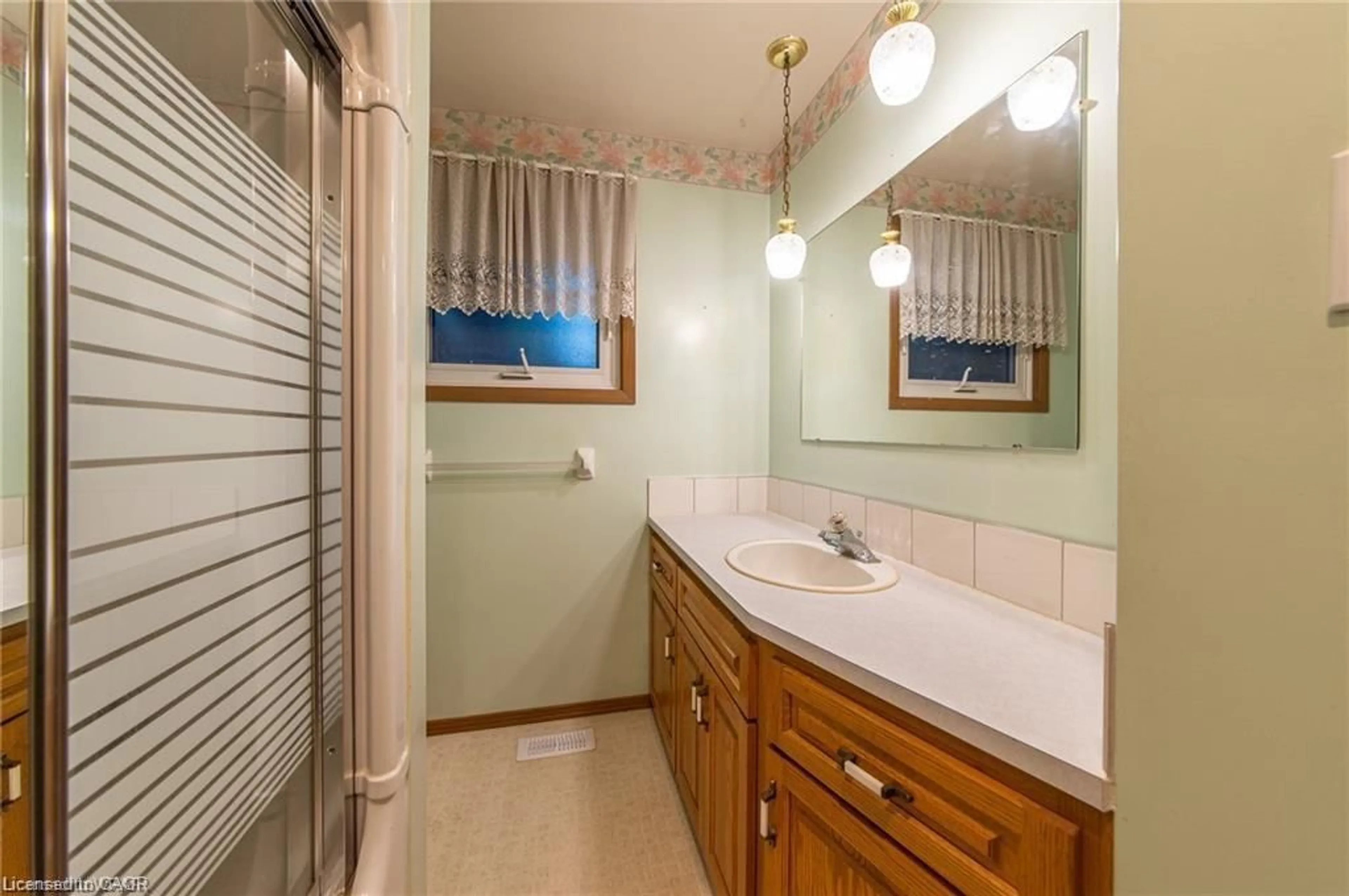 Standard bathroom, ceramic/tile floor for 136 Macgregor Cres, Waterloo Ontario N2J 3W9