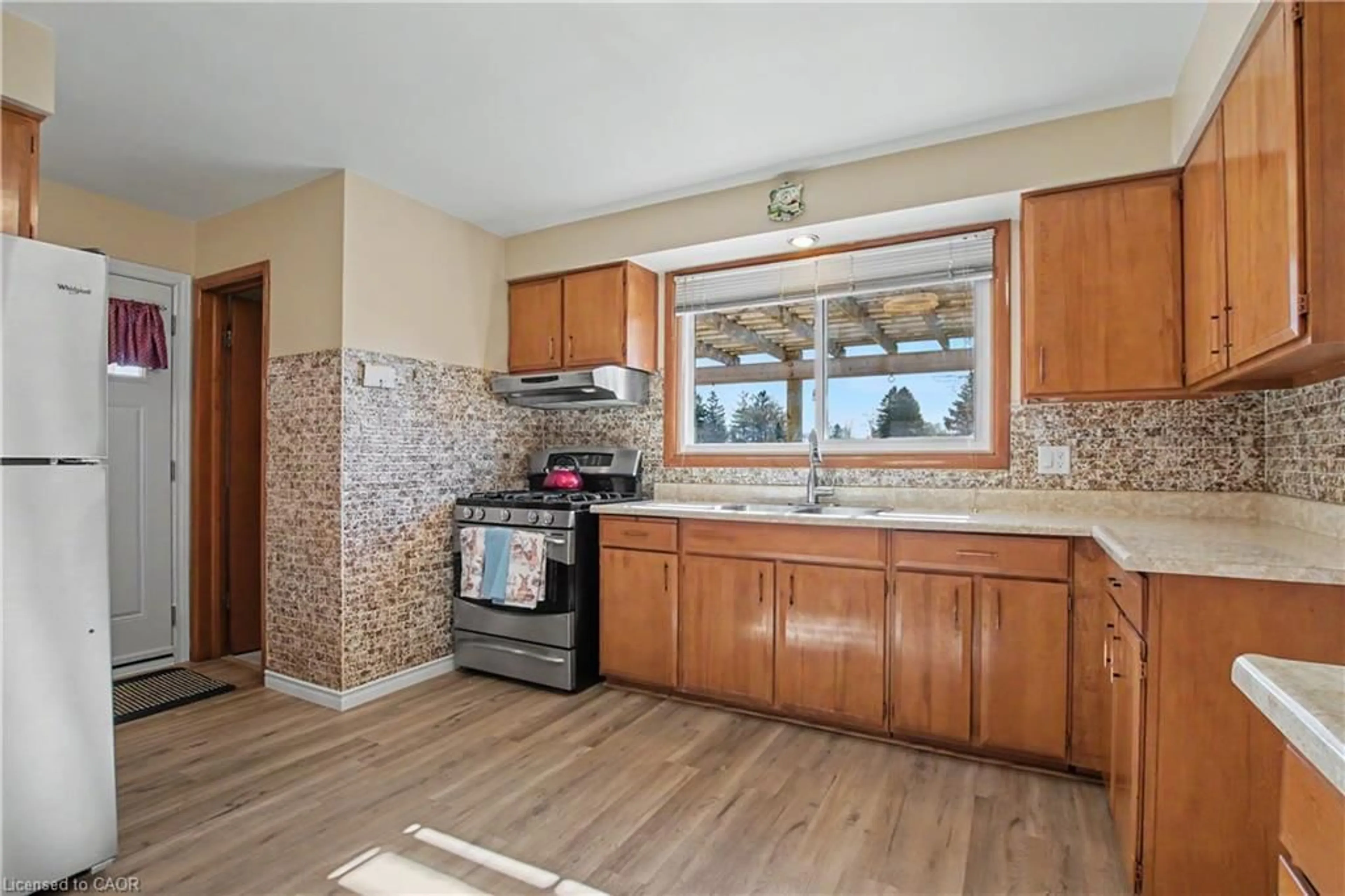 Standard kitchen, ceramic/tile floor for 144 Avondale Rd, Cambridge Ontario N3C 2E7