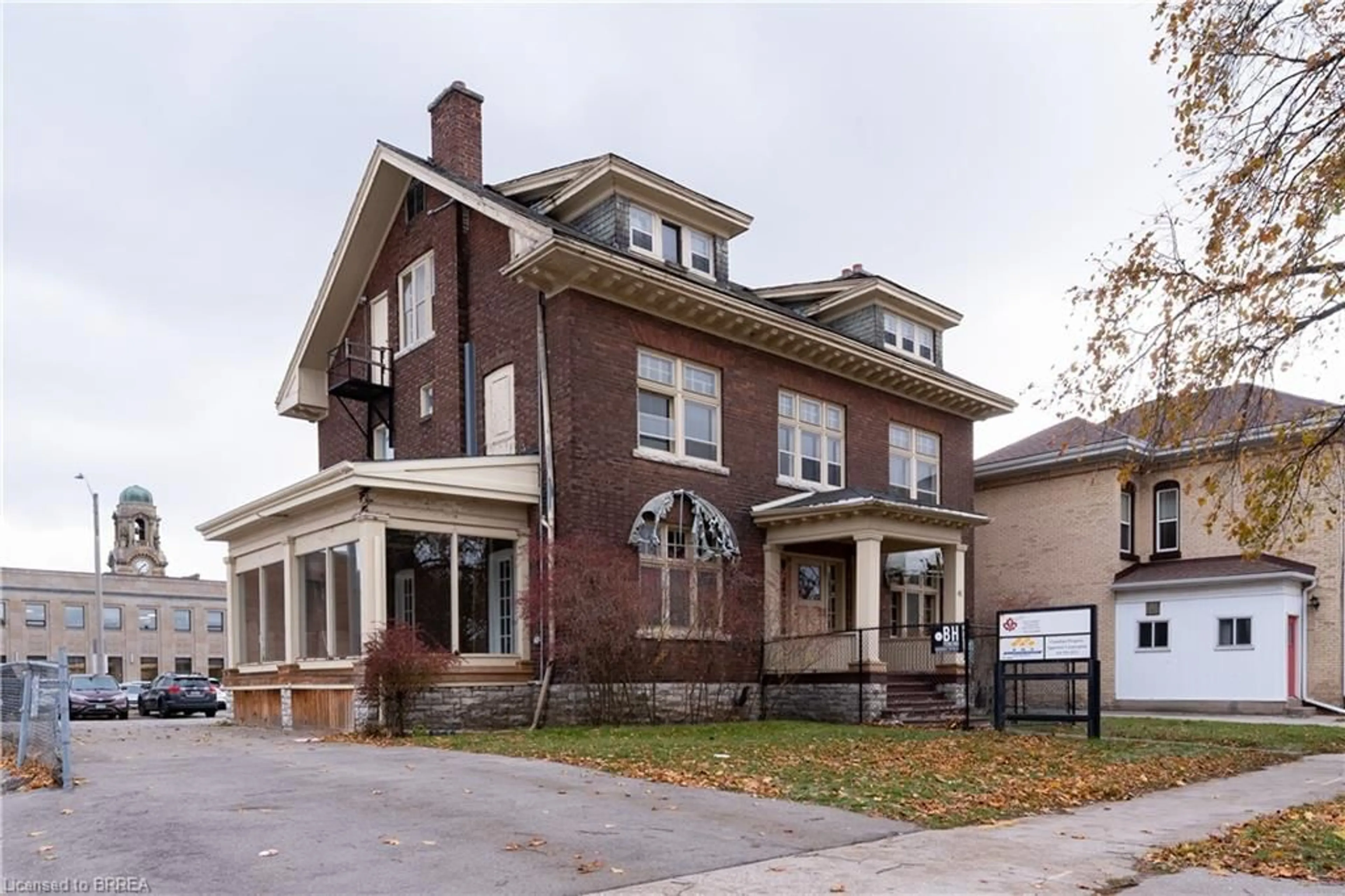 Home with brick exterior material, building for 41 Wellington St, Brantford Ontario N3T 2L7