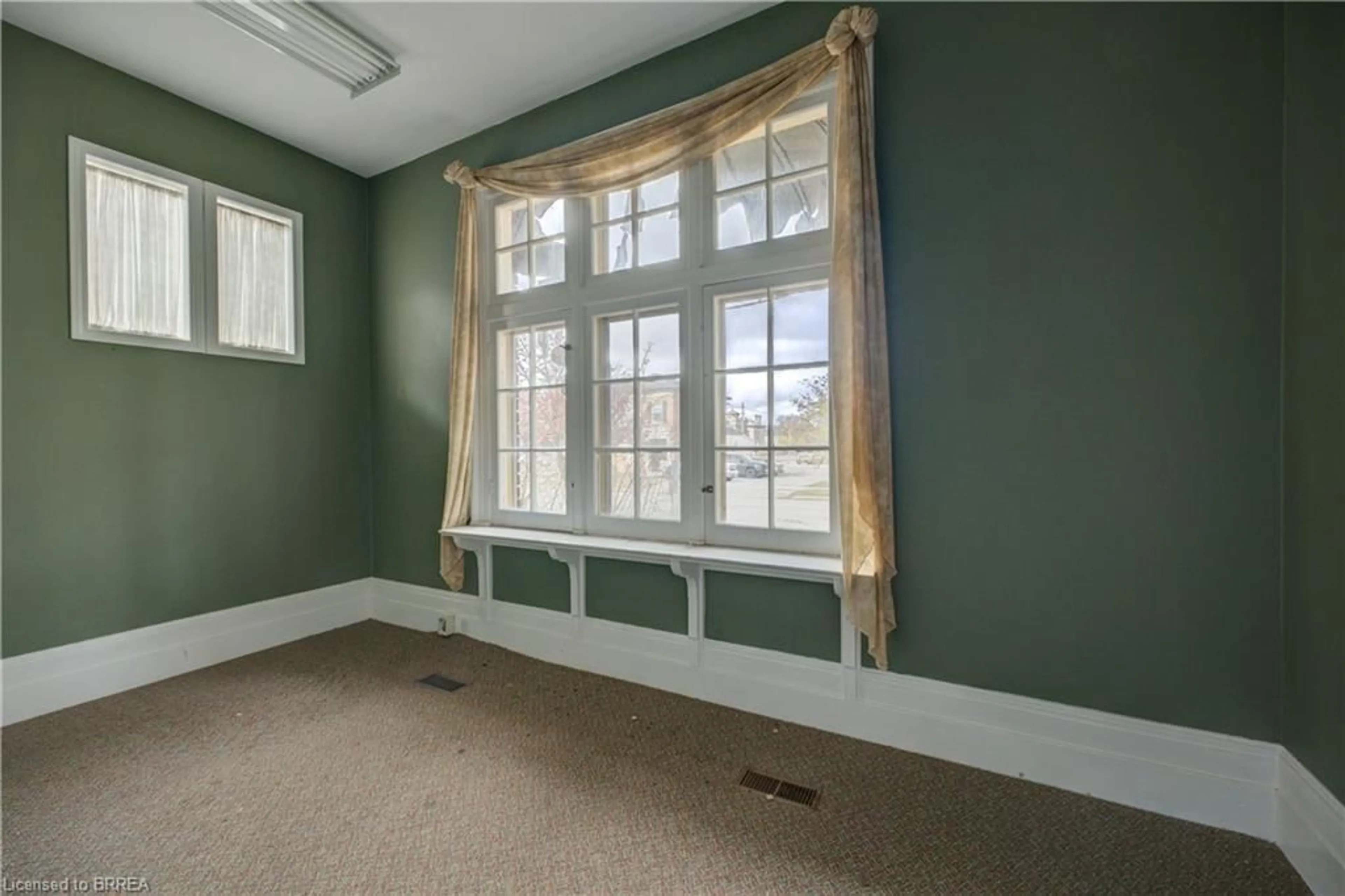 A pic of a room for 41 Wellington St, Brantford Ontario N3T 2L7