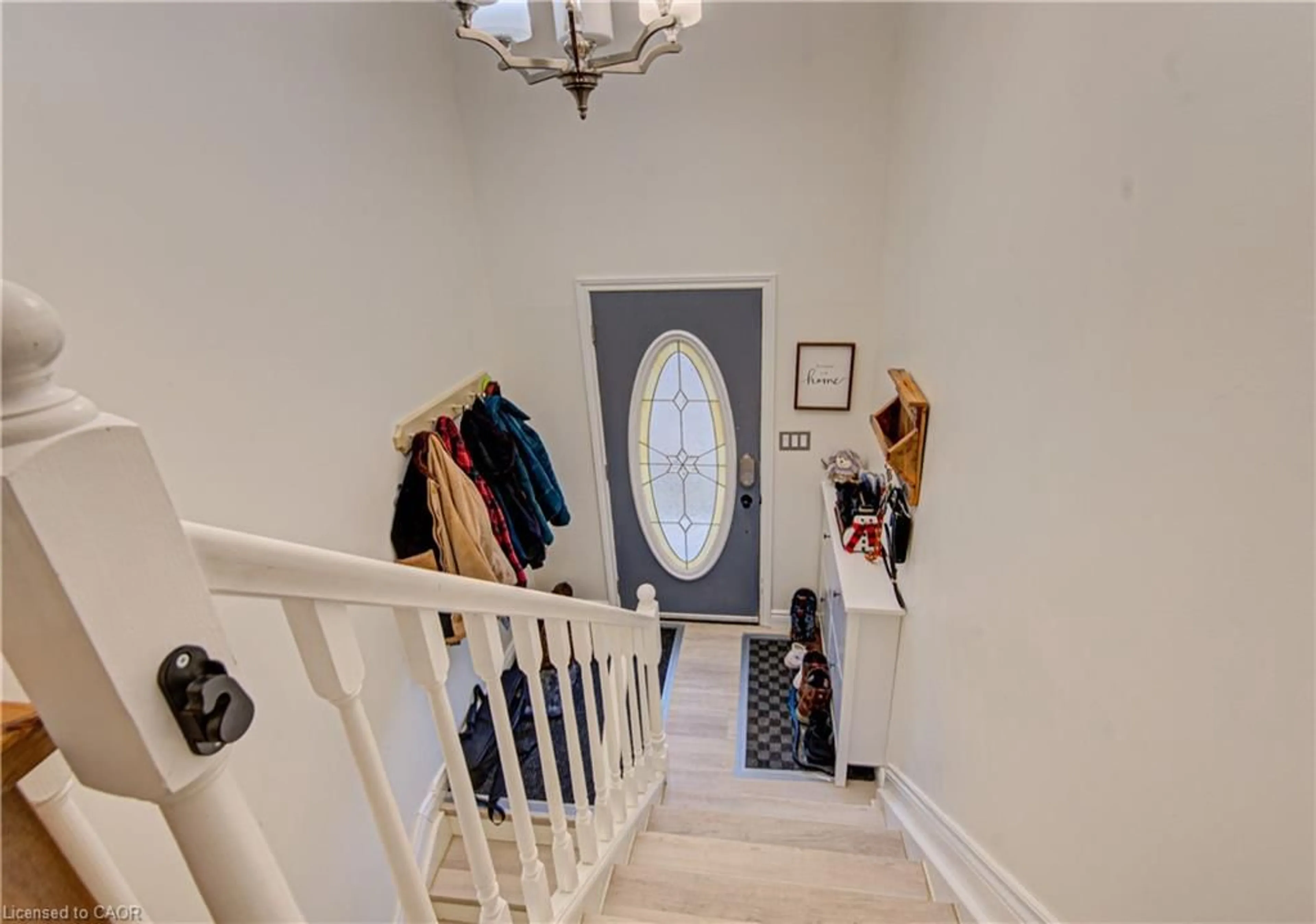 Indoor entryway for 18 Gilston Pky, Paris Ontario N3L 3K6