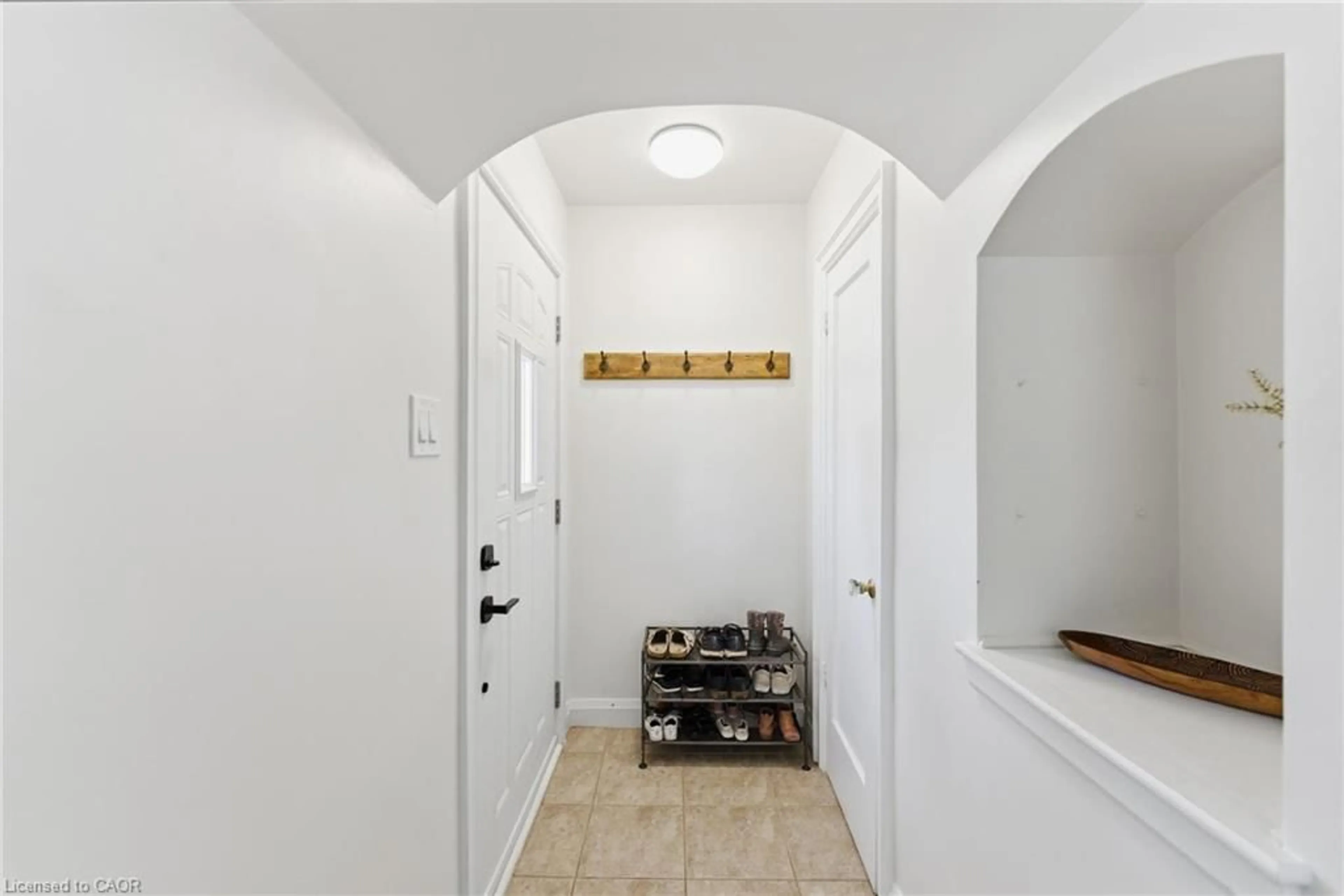 Indoor entryway for 235 Sanatorium Rd, Hamilton Ontario L9C 1Z4