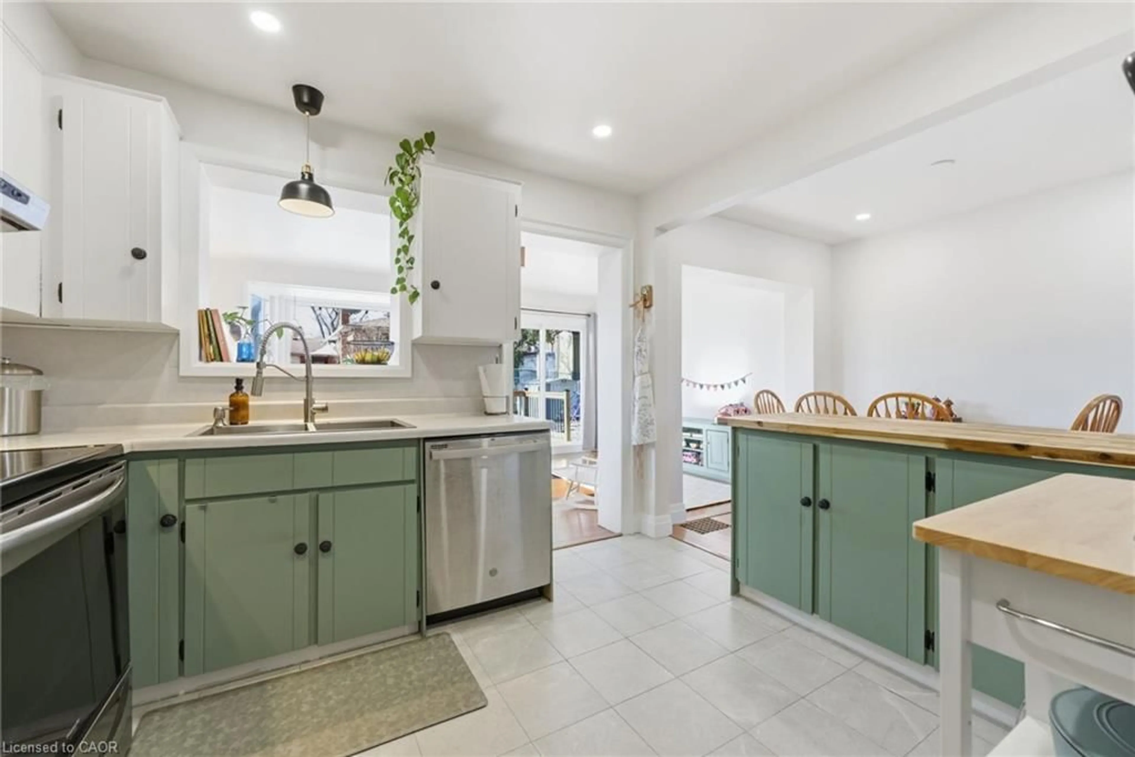 Open concept kitchen, ceramic/tile floor for 235 Sanatorium Rd, Hamilton Ontario L9C 1Z4