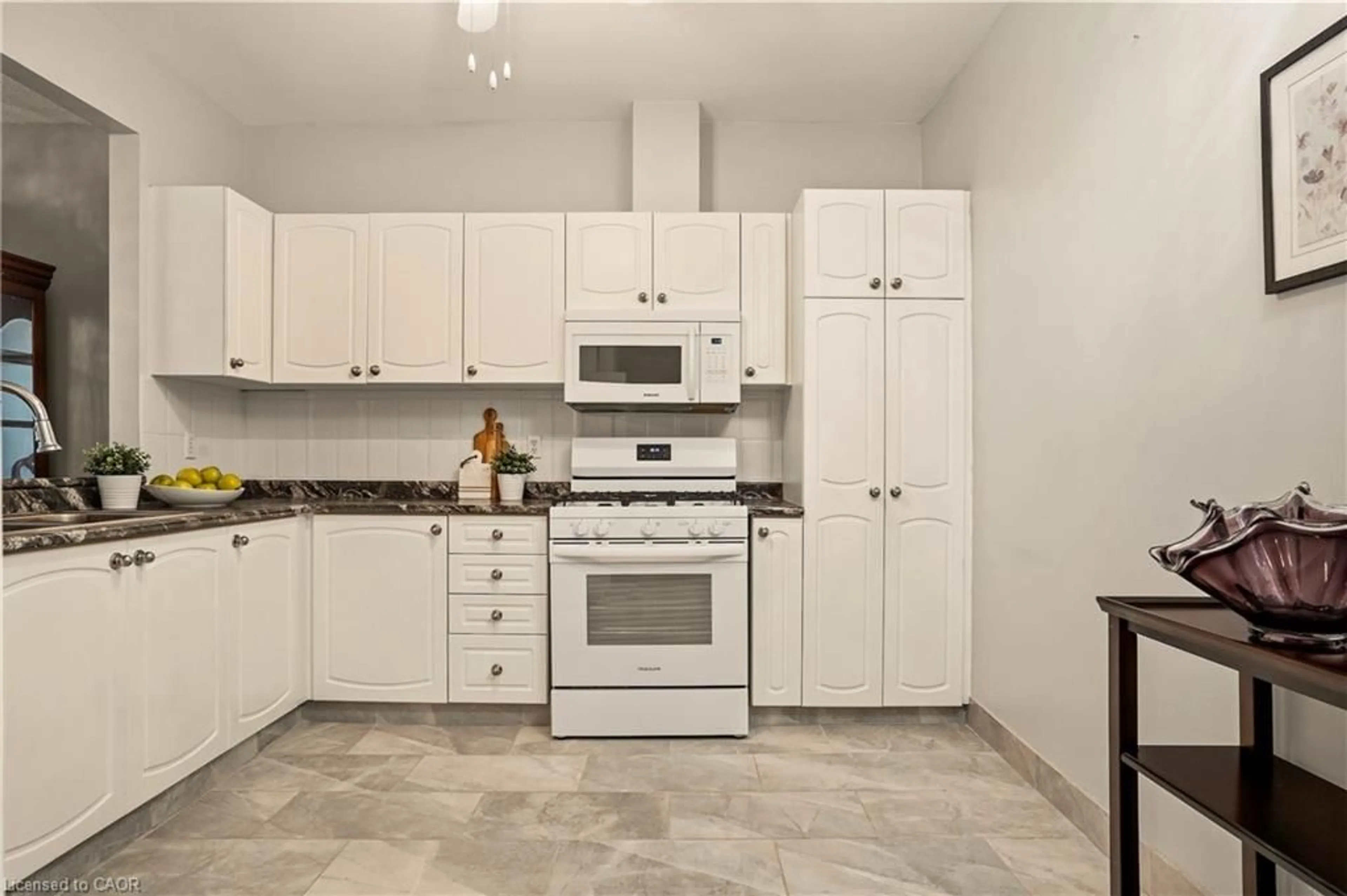 Standard kitchen, ceramic/tile floor for 89 Muskoka Dr, Glanbrook Ontario L0R 1W0