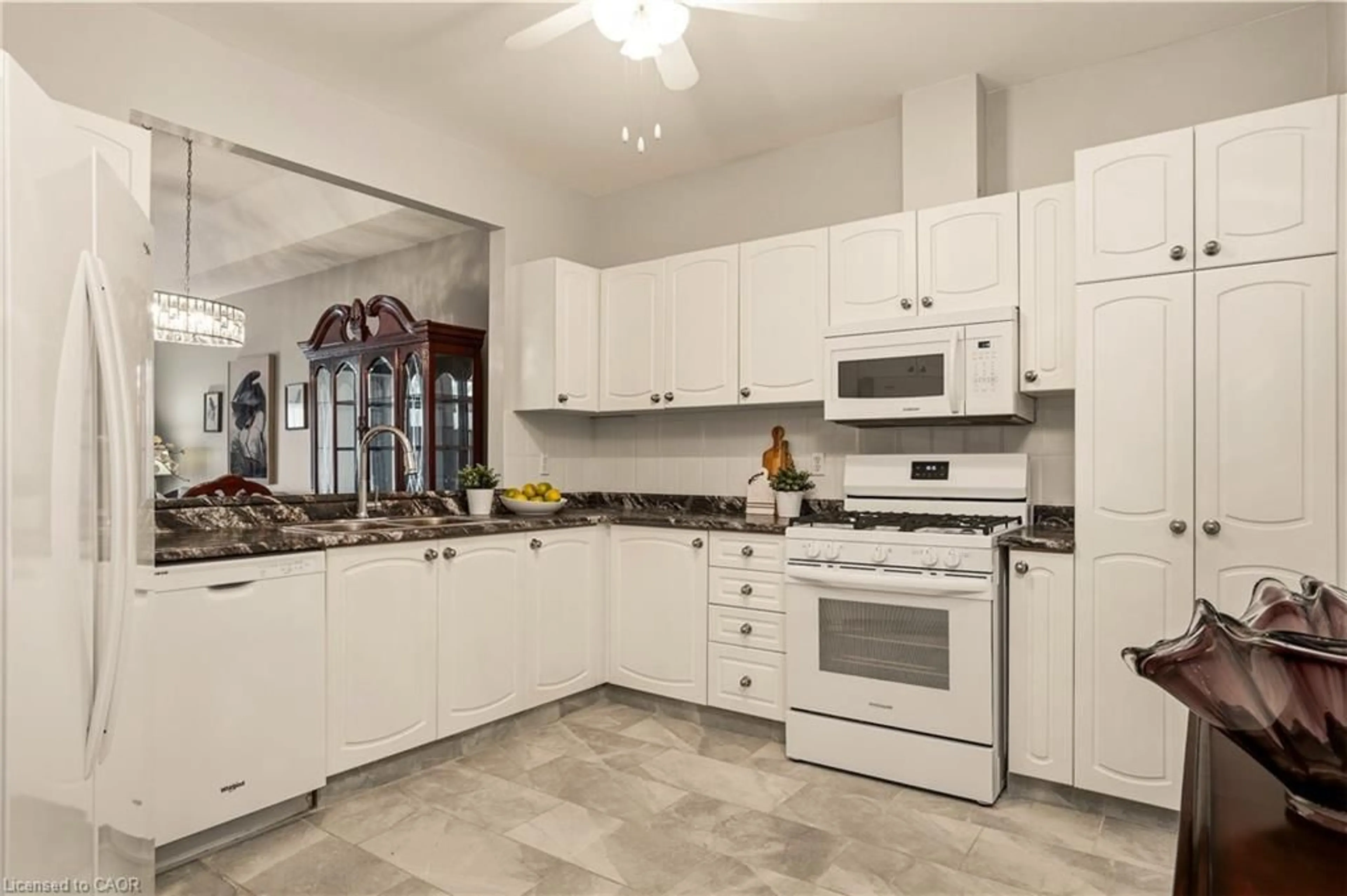 Standard kitchen, ceramic/tile floor for 89 Muskoka Dr, Glanbrook Ontario L0R 1W0