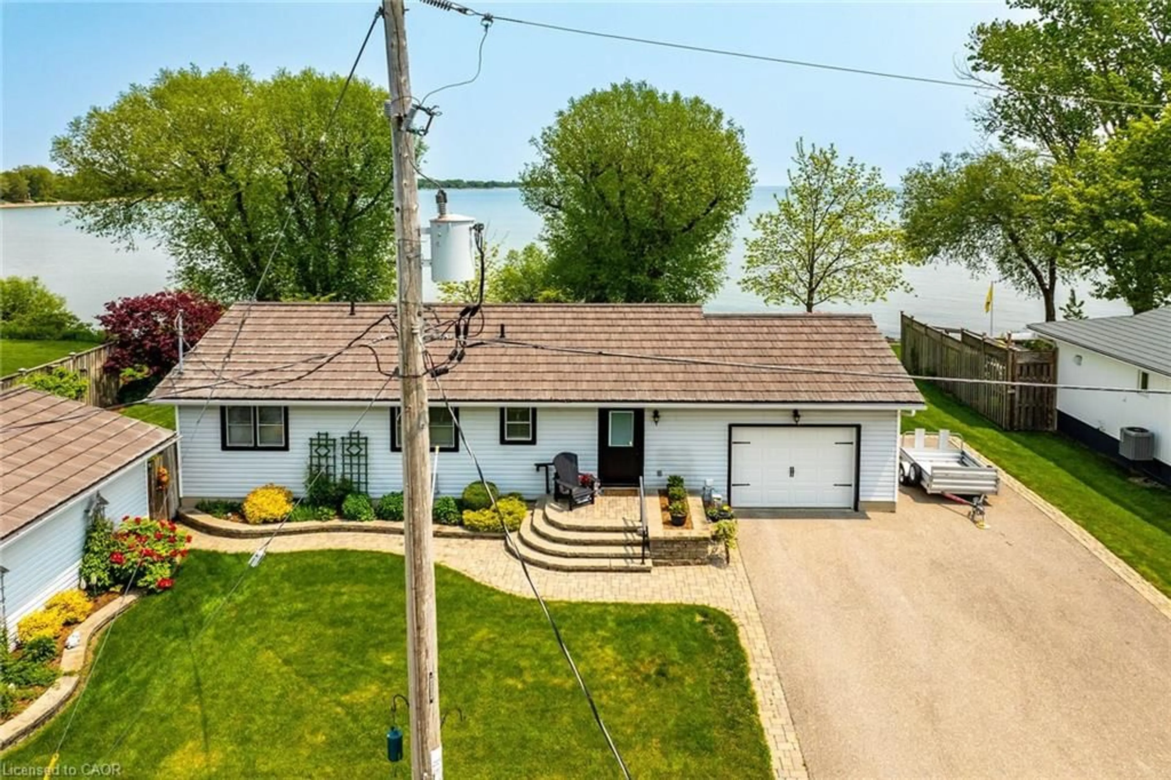 A pic from outside/outdoor area/front of a property/back of a property/a pic from drone, street for 92 Hoover Point Lane, Selkirk Ontario N0A 1P0