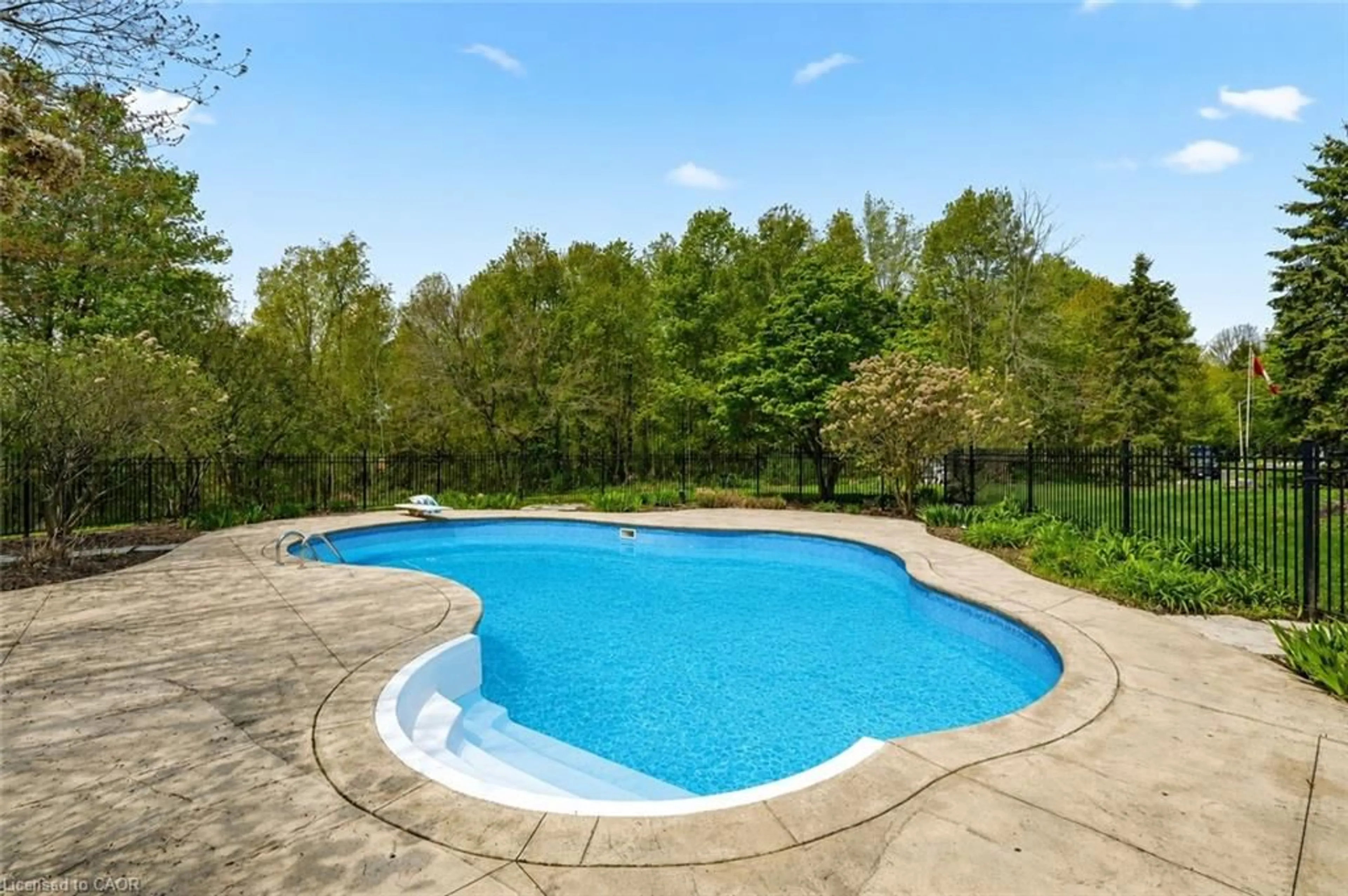 Pool for 1670 Medad Springs Crt, Burlington Ontario L8P 0B7