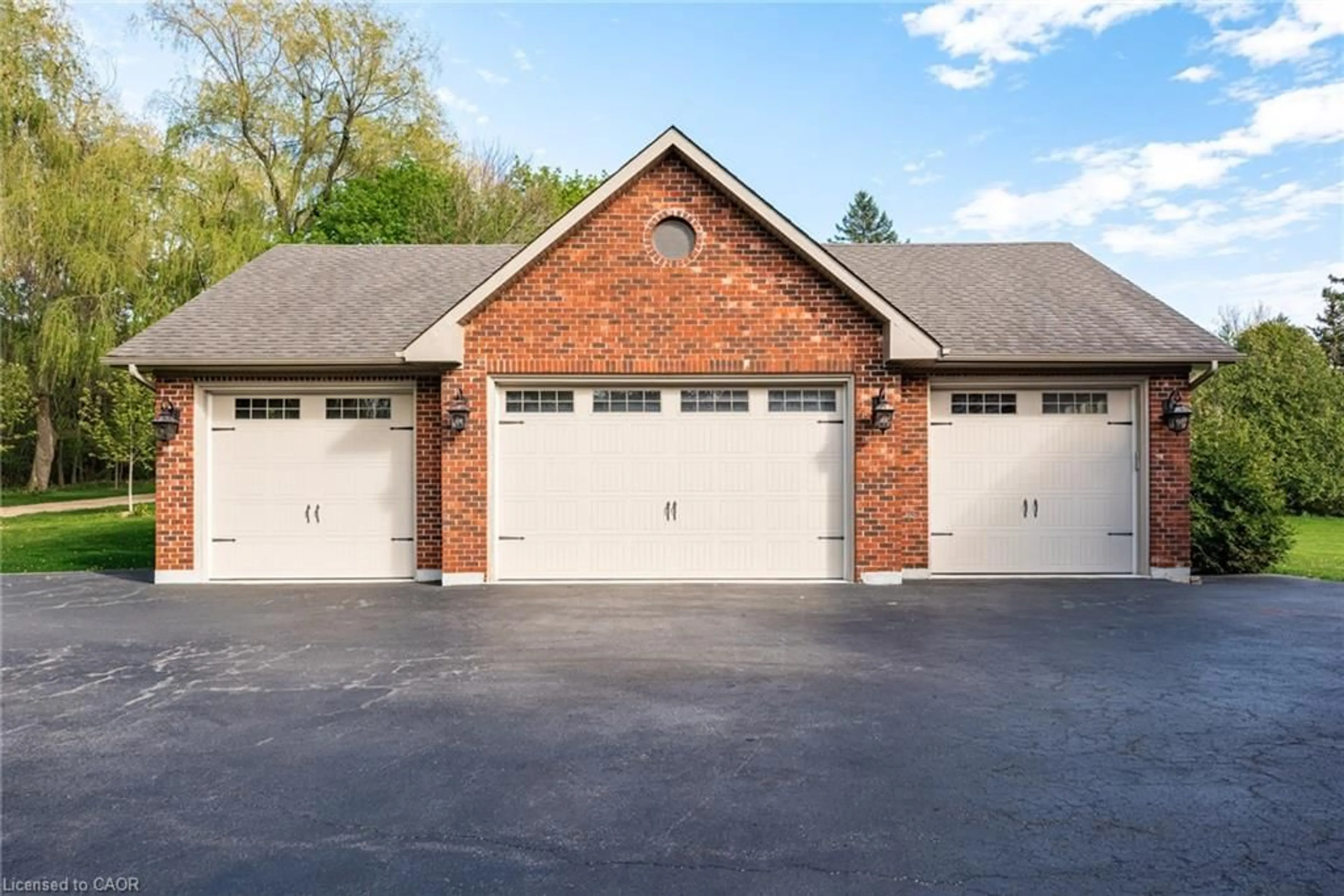Indoor garage for 1670 Medad Springs Crt, Burlington Ontario L8P 0B7