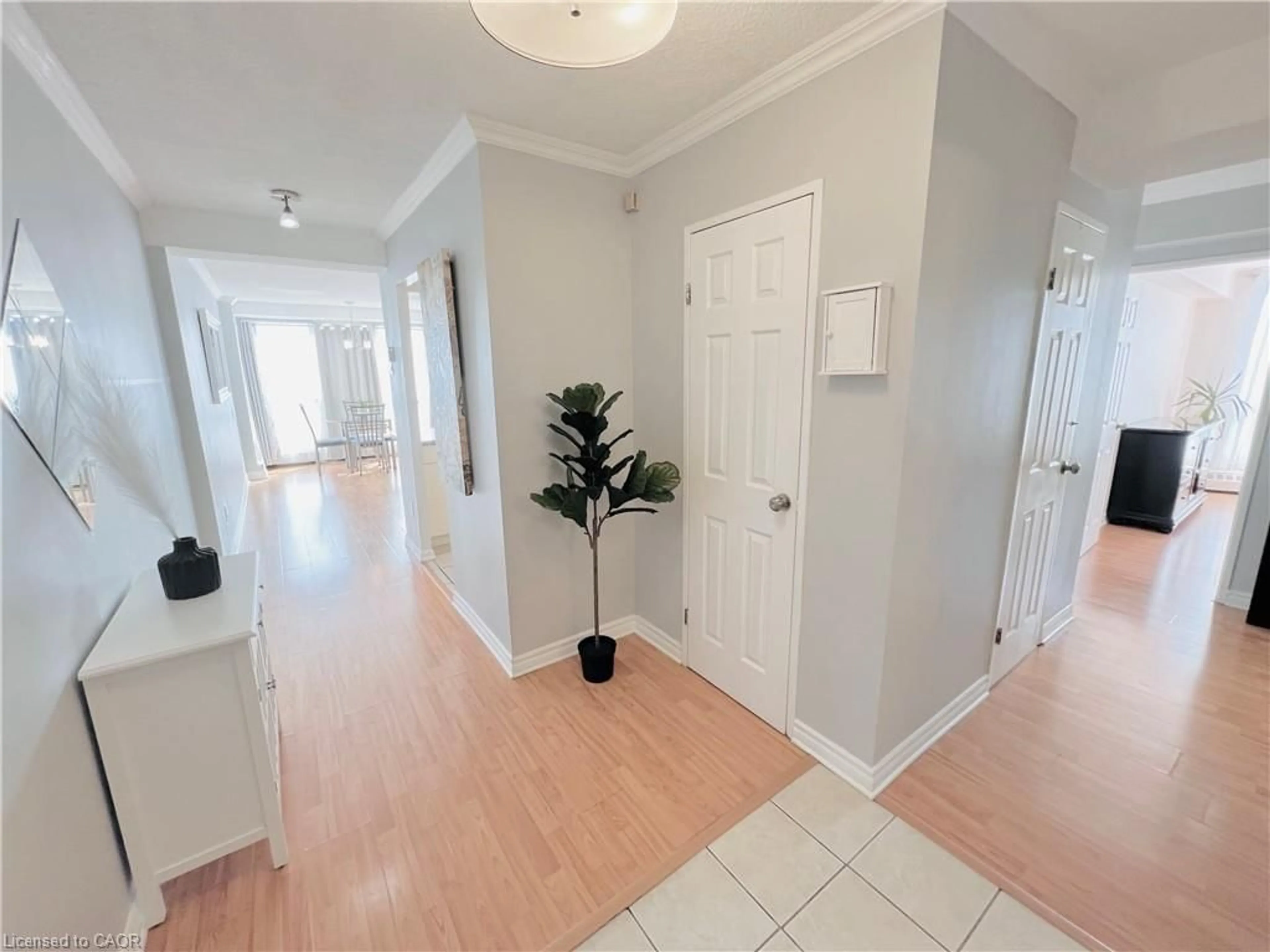 Indoor entryway for 150 Charlton Ave #2206, Hamilton Ontario L8N 3X3