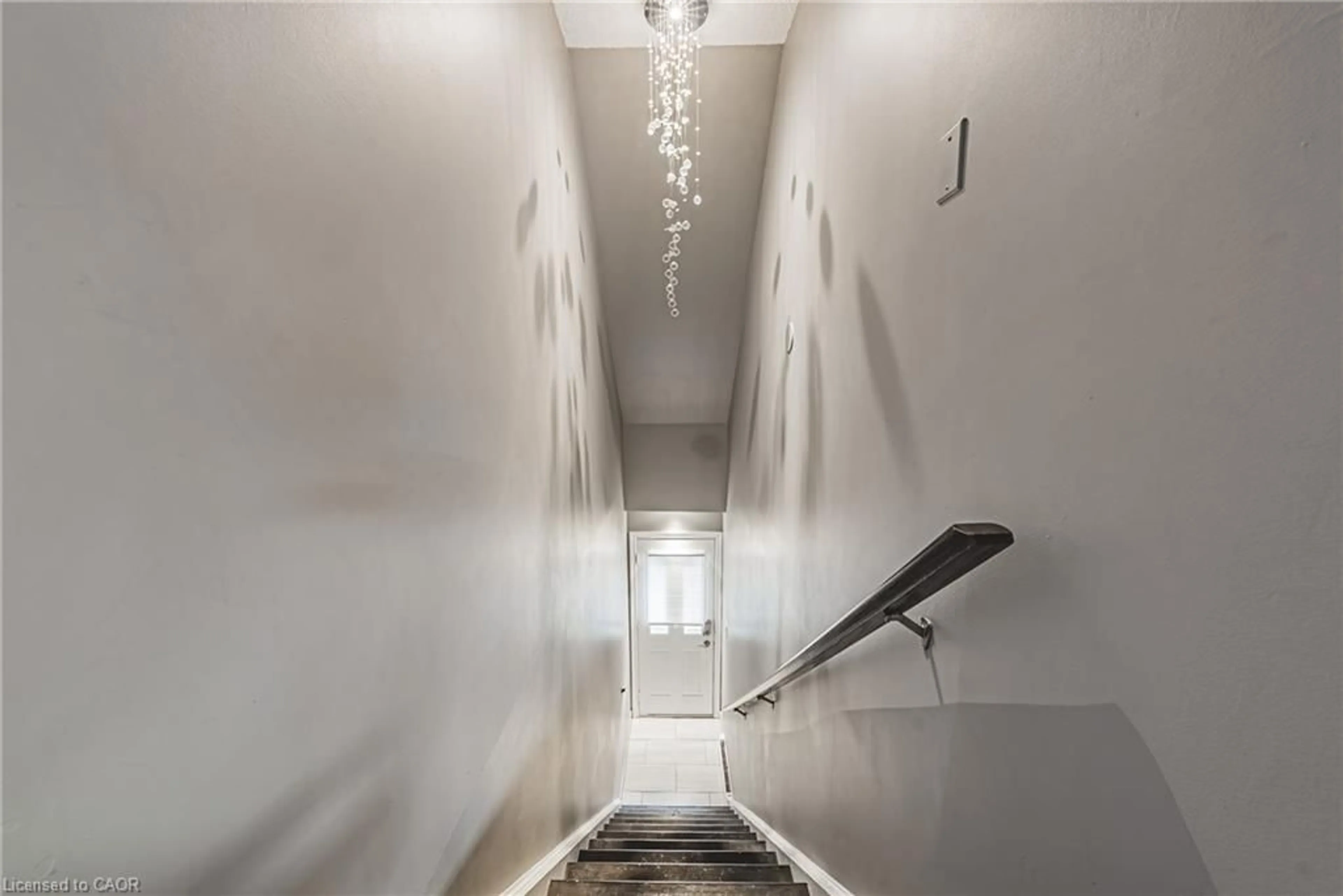 Indoor foyer for 266 Limeridge Rd #3, Hamilton Ontario L9A 2S7