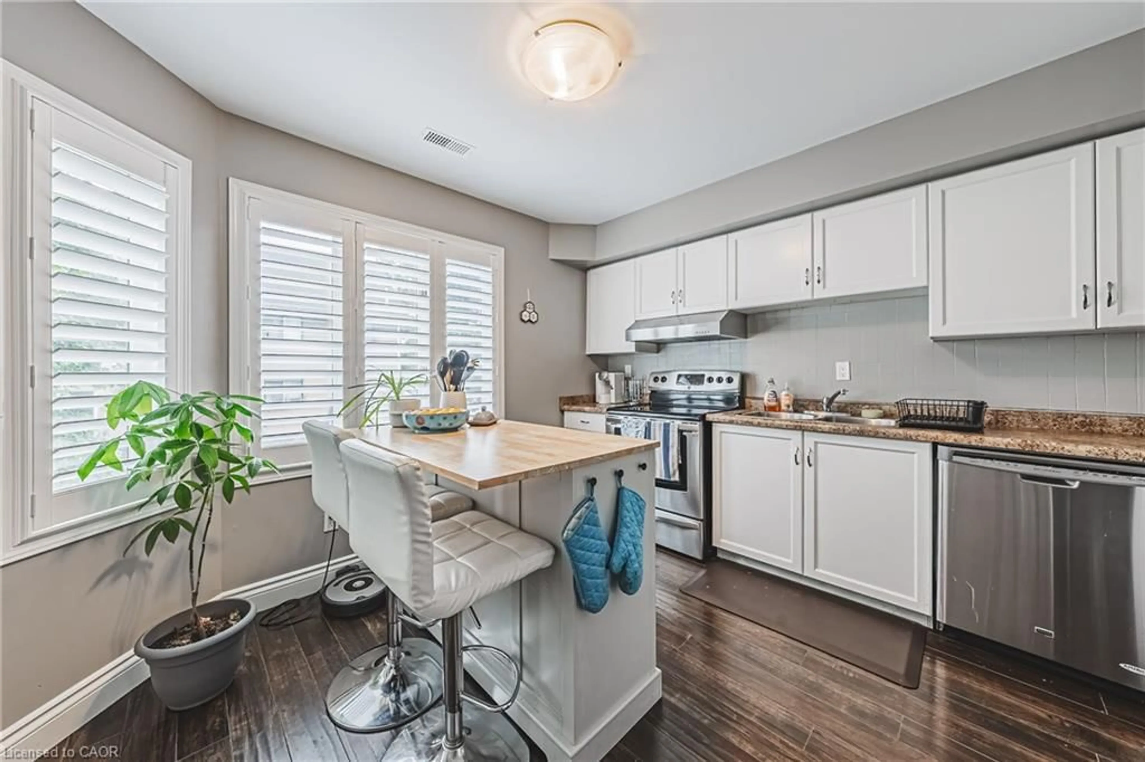 Open concept kitchen, wood/laminate floor for 266 Limeridge Rd #3, Hamilton Ontario L9A 2S7