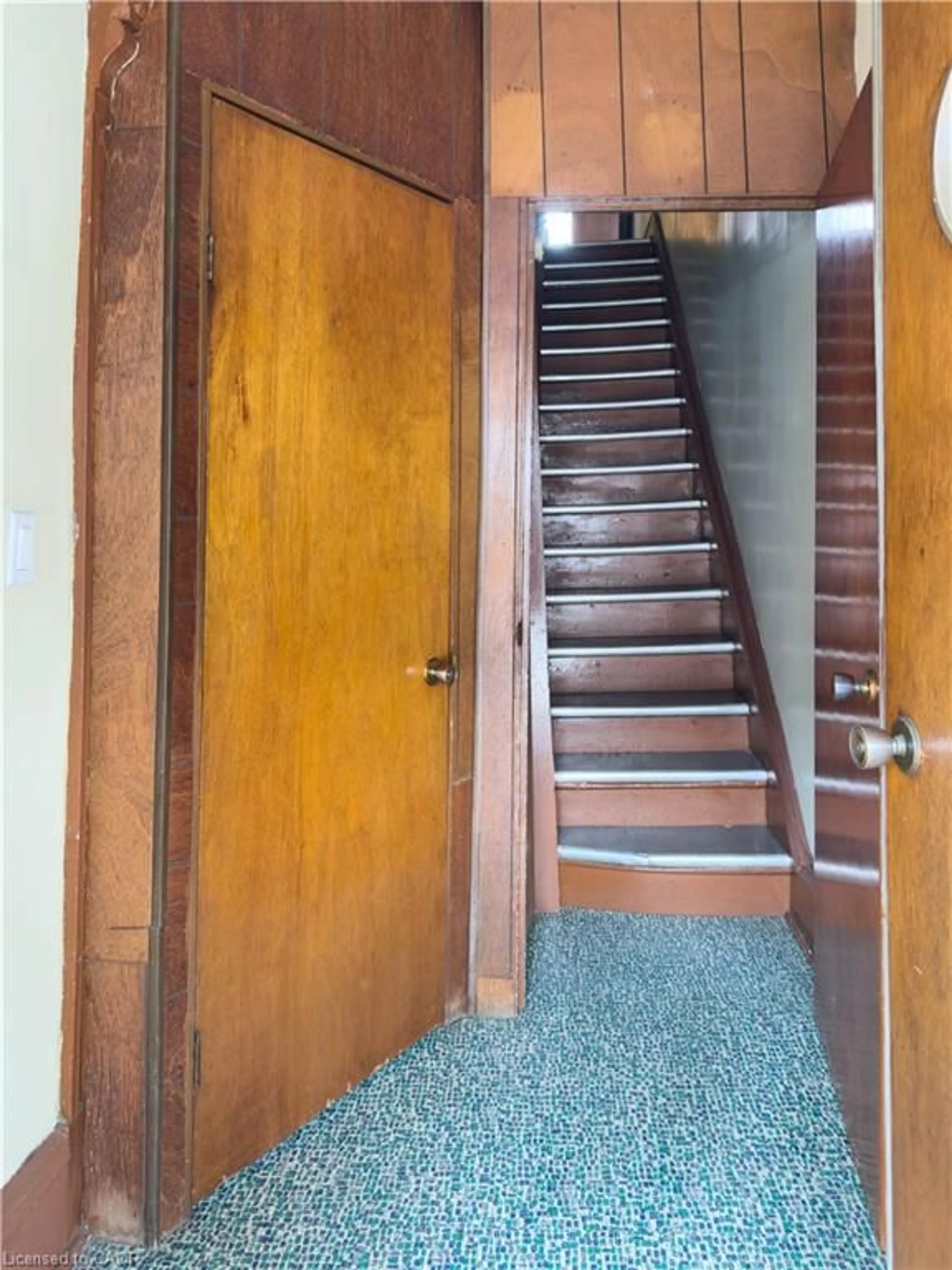 Indoor foyer for 183 Wilson St, Hamilton Ontario L8R 1E3