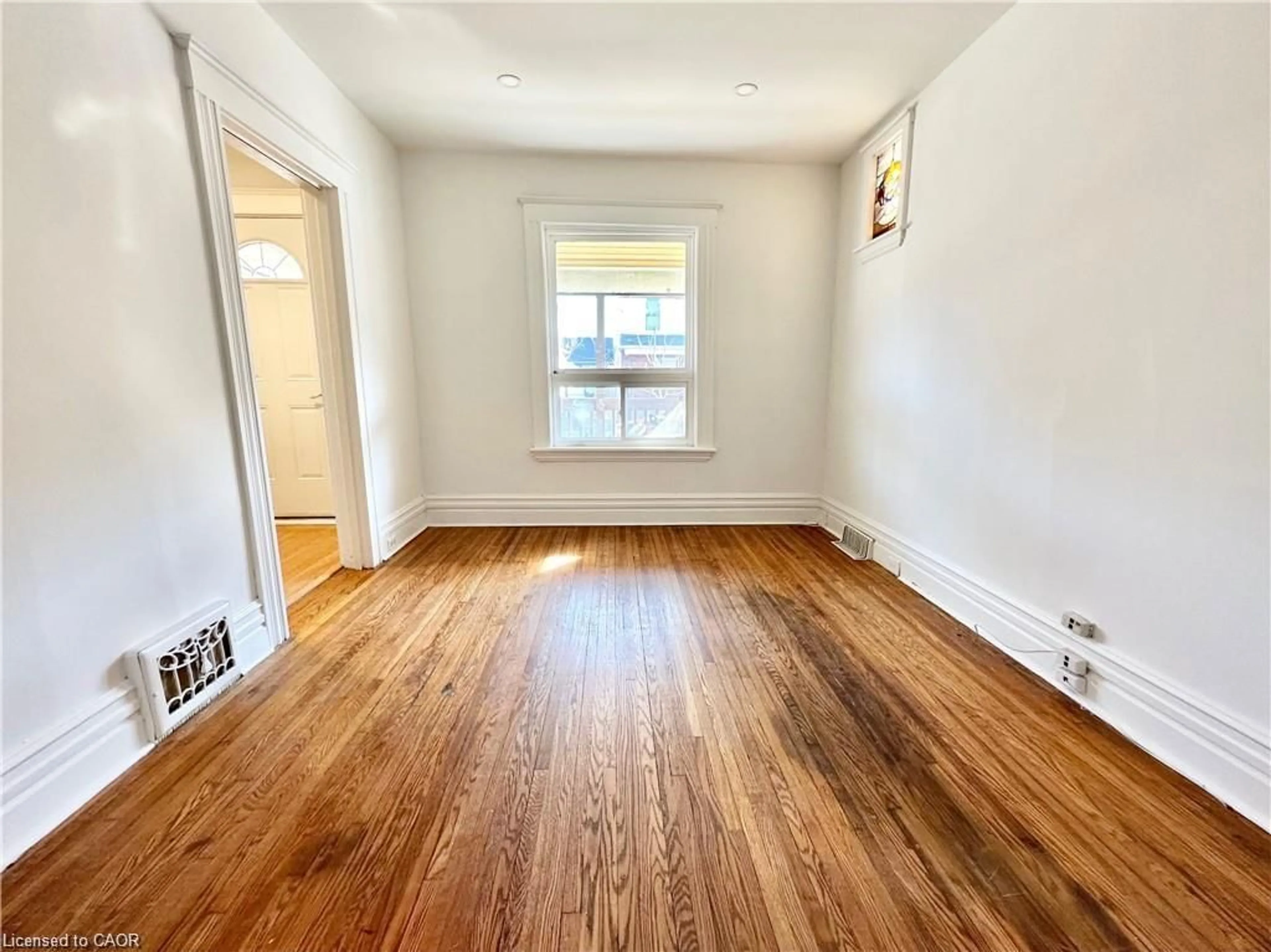 A pic of a room for 39 Beechwood Ave, Hamilton Ontario L8L 2S5