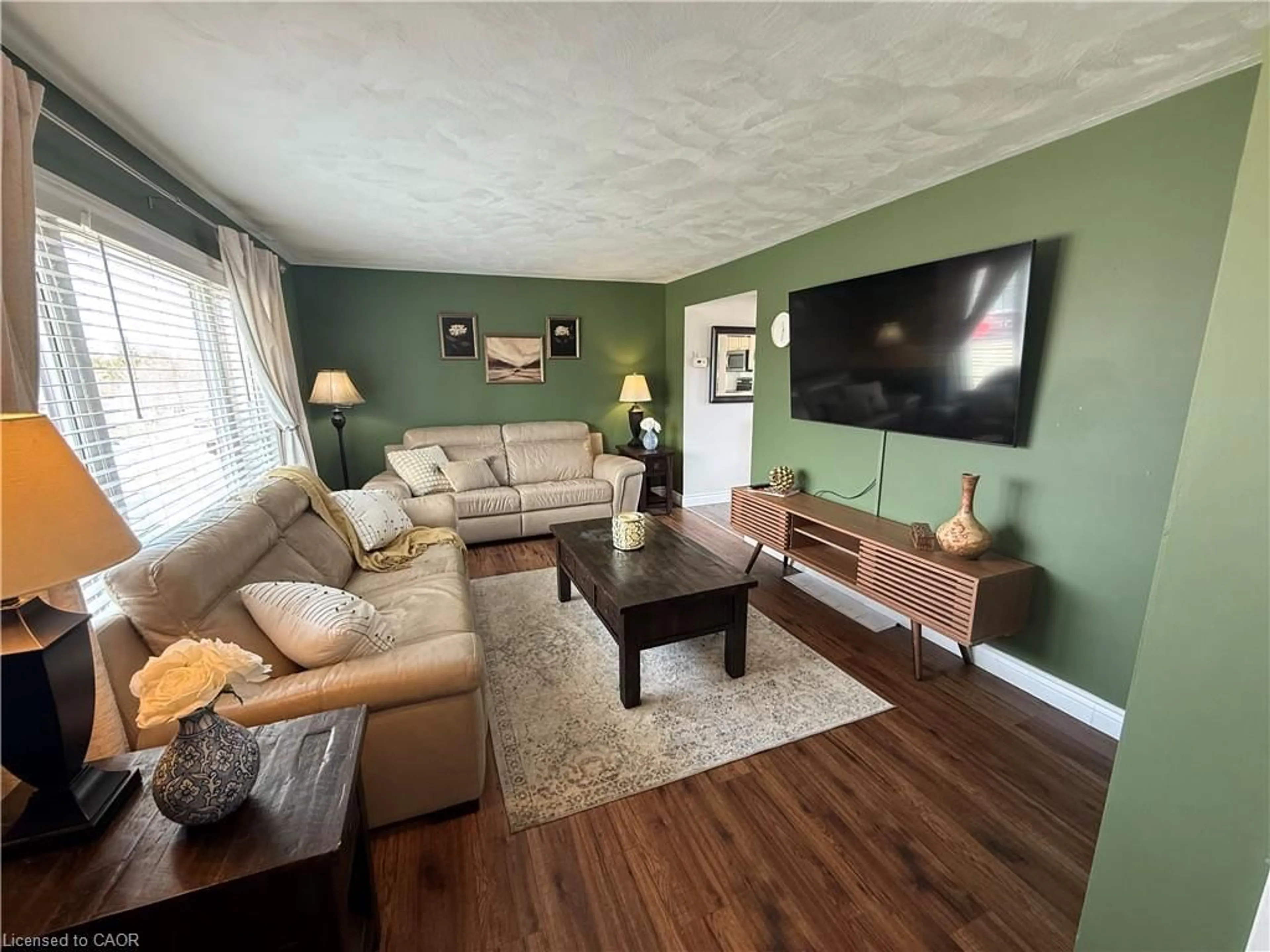 Living room with furniture, wood/laminate floor for 53 Moffat Dr, Cambridge Ontario N1R 6C1