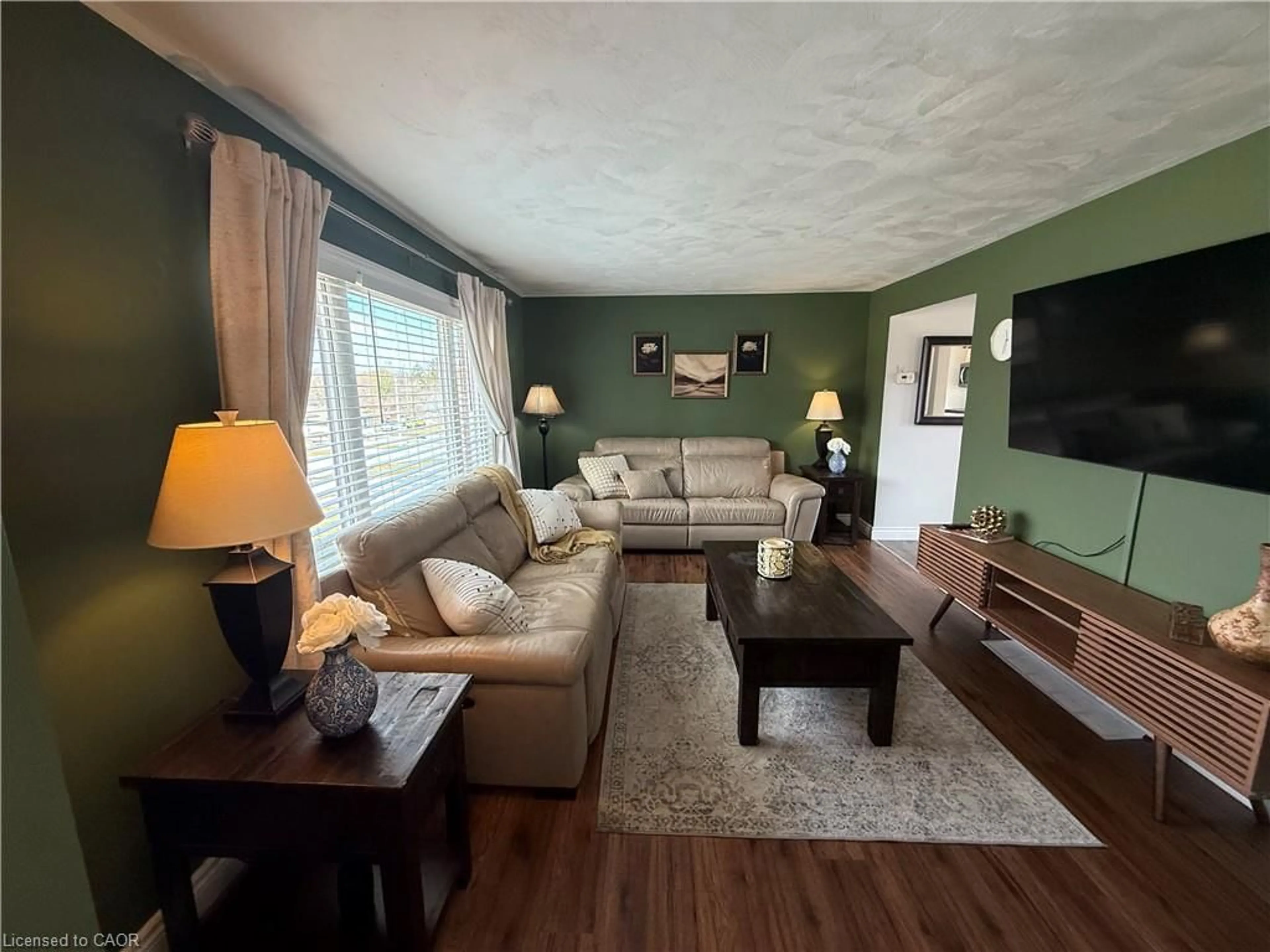 Living room with furniture, wood/laminate floor for 53 Moffat Dr, Cambridge Ontario N1R 6C1