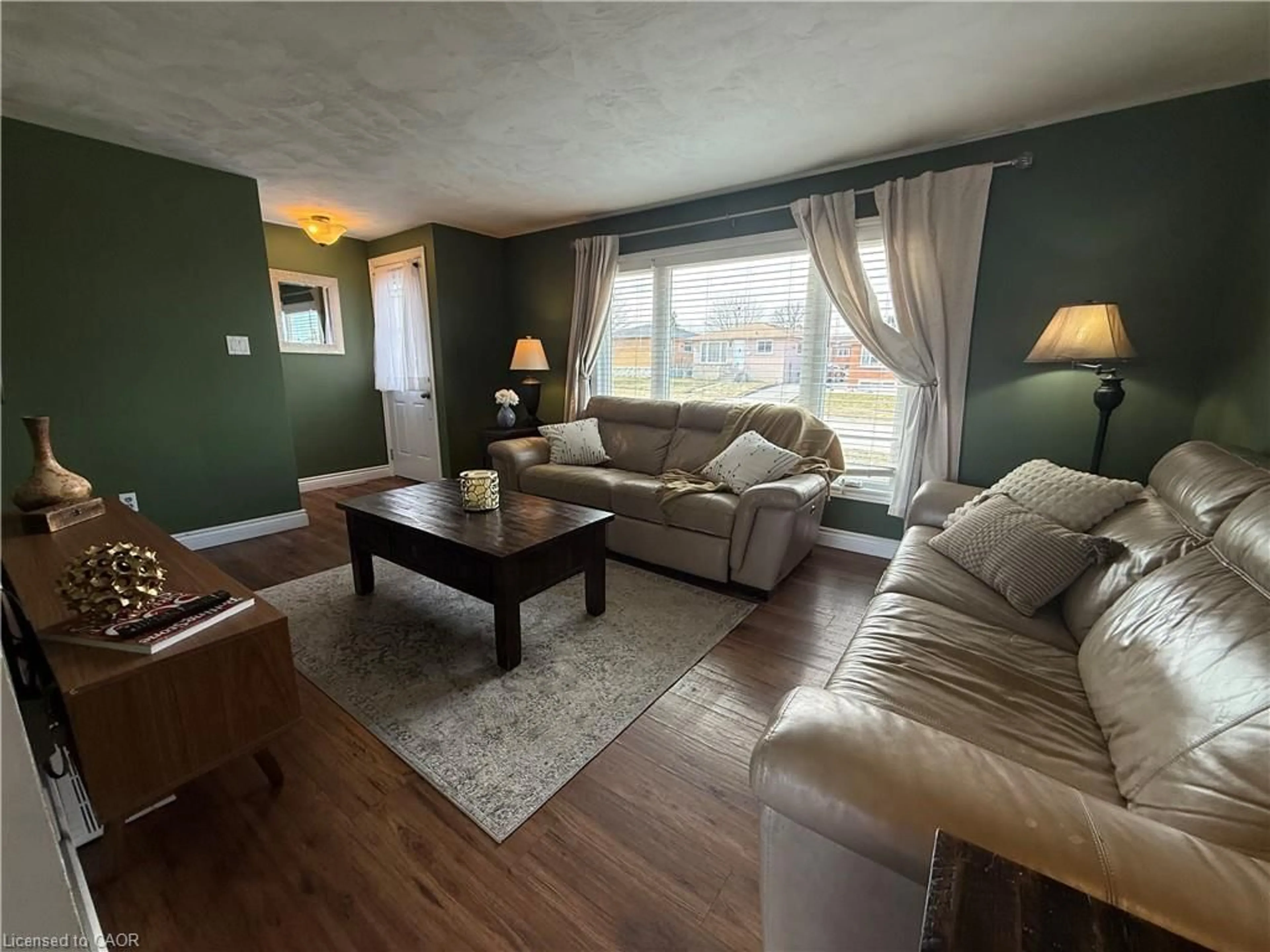 Living room with furniture, wood/laminate floor for 53 Moffat Dr, Cambridge Ontario N1R 6C1