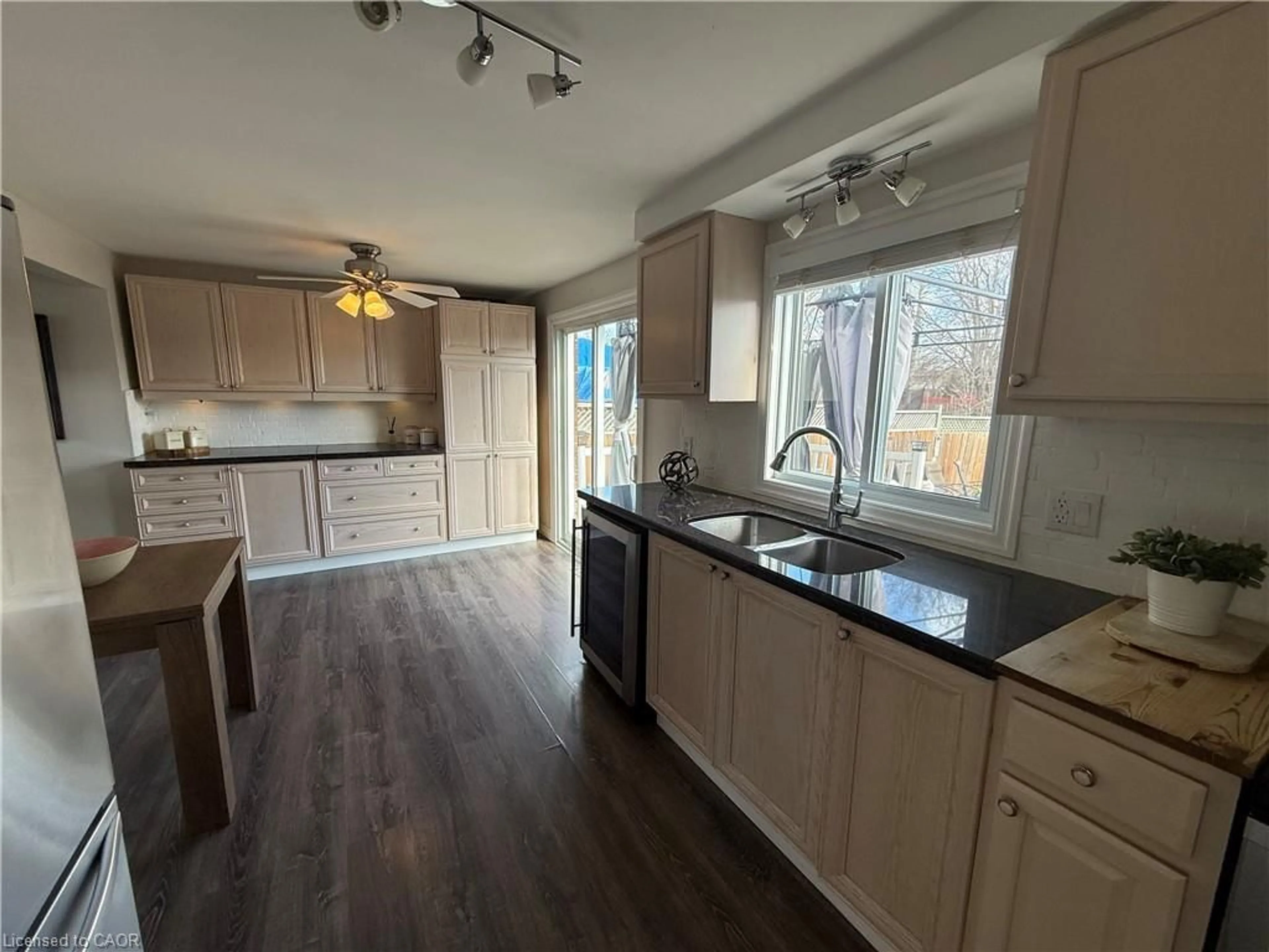 Open concept kitchen, wood/laminate floor for 53 Moffat Dr, Cambridge Ontario N1R 6C1