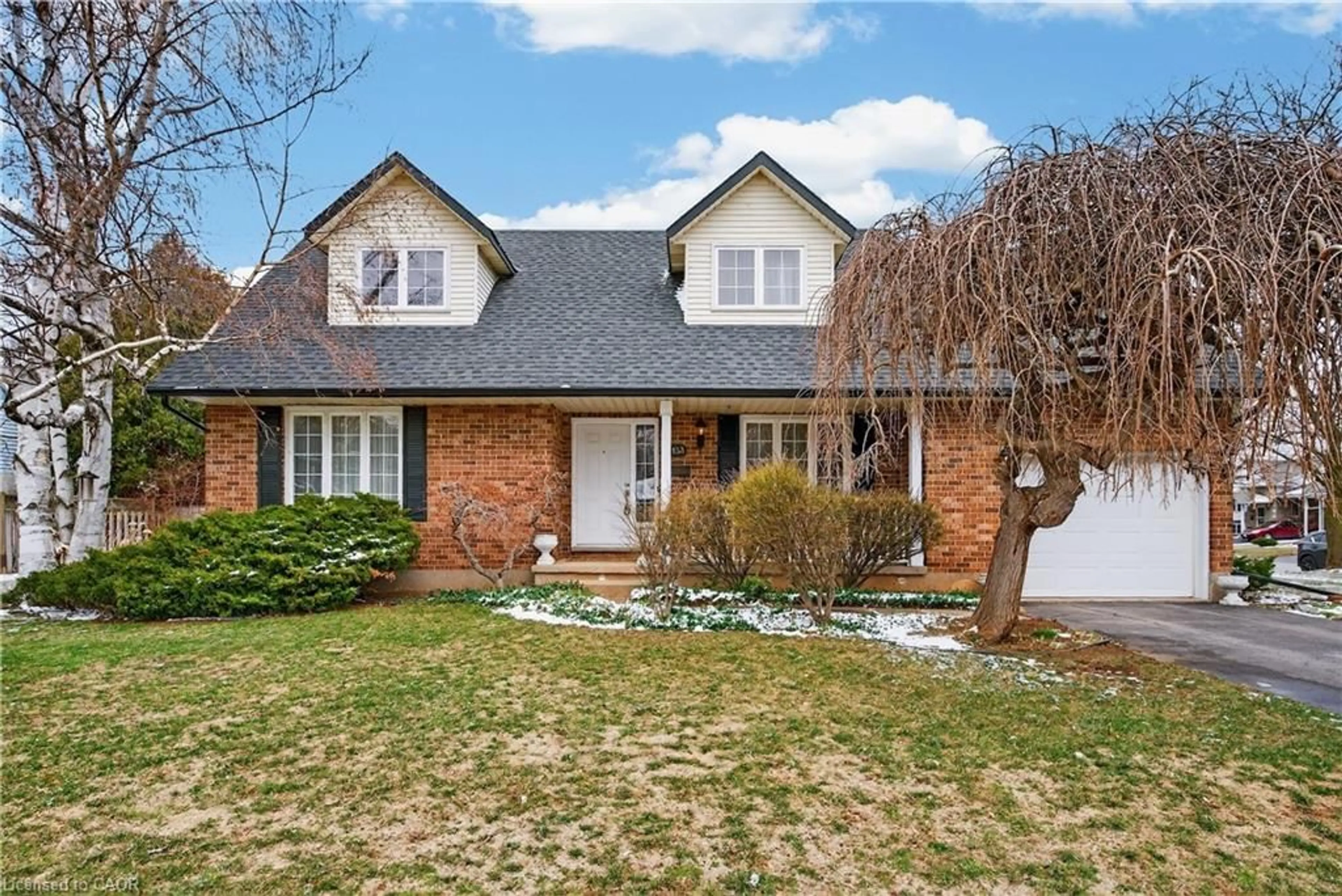 Home with brick exterior material, street for 133 Central Ave, Grimsby Ontario L3M 4Z3