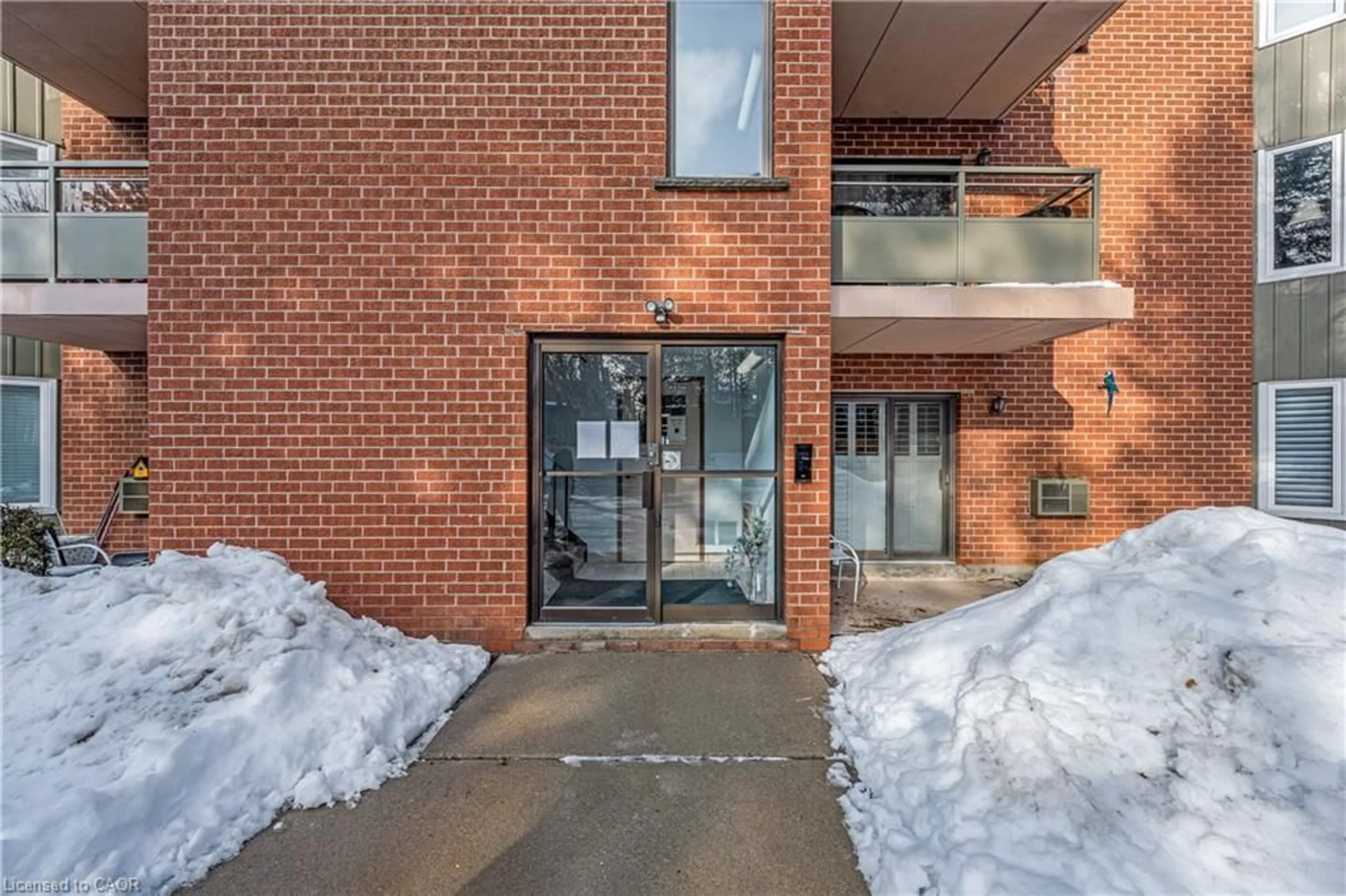 Indoor foyer for 401 Erb St #301, Waterloo Ontario N2L 1W7