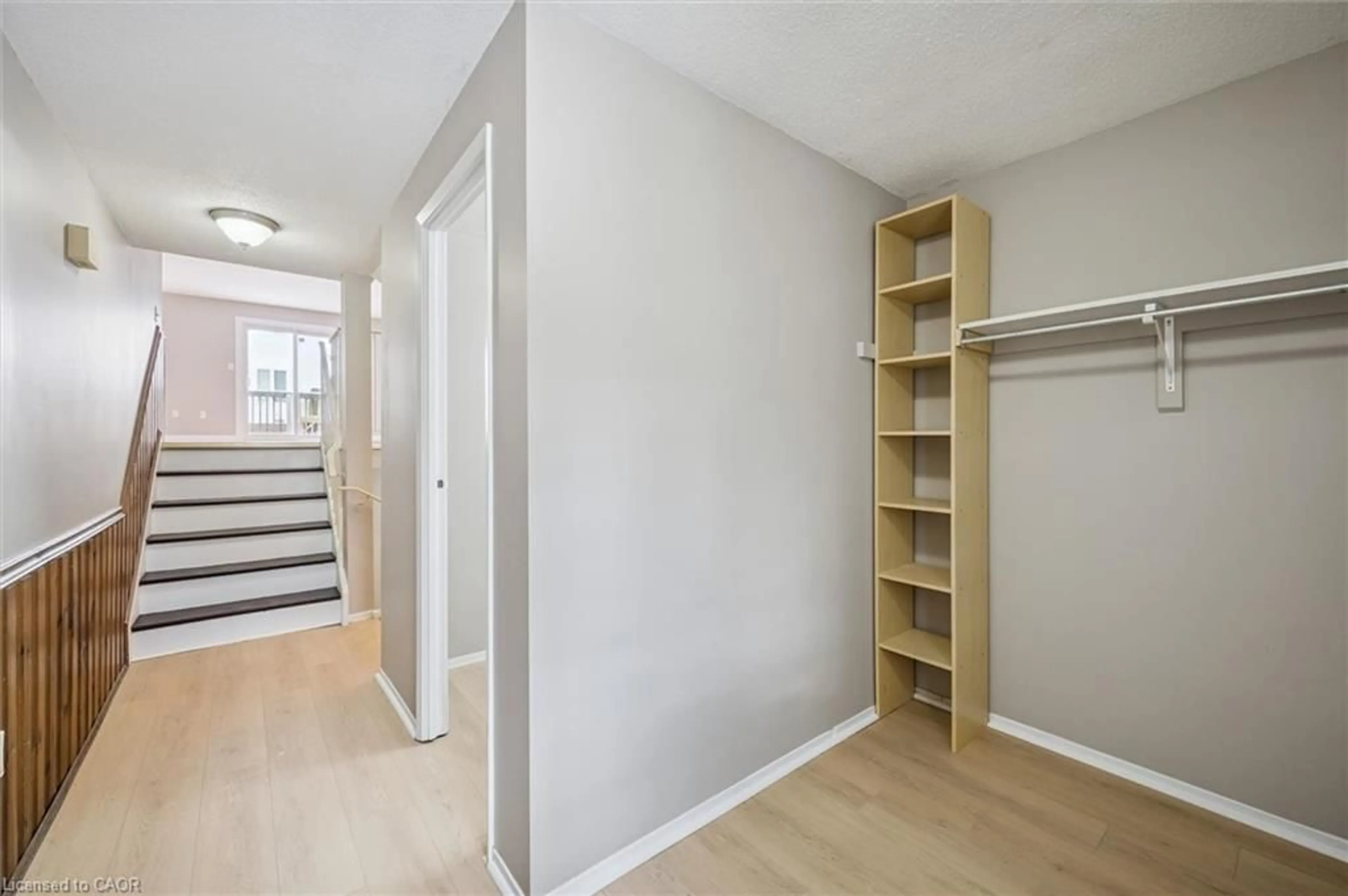 Indoor entryway for 54 Green Valley Dr #1, Kitchener Ontario N2P 1Z9