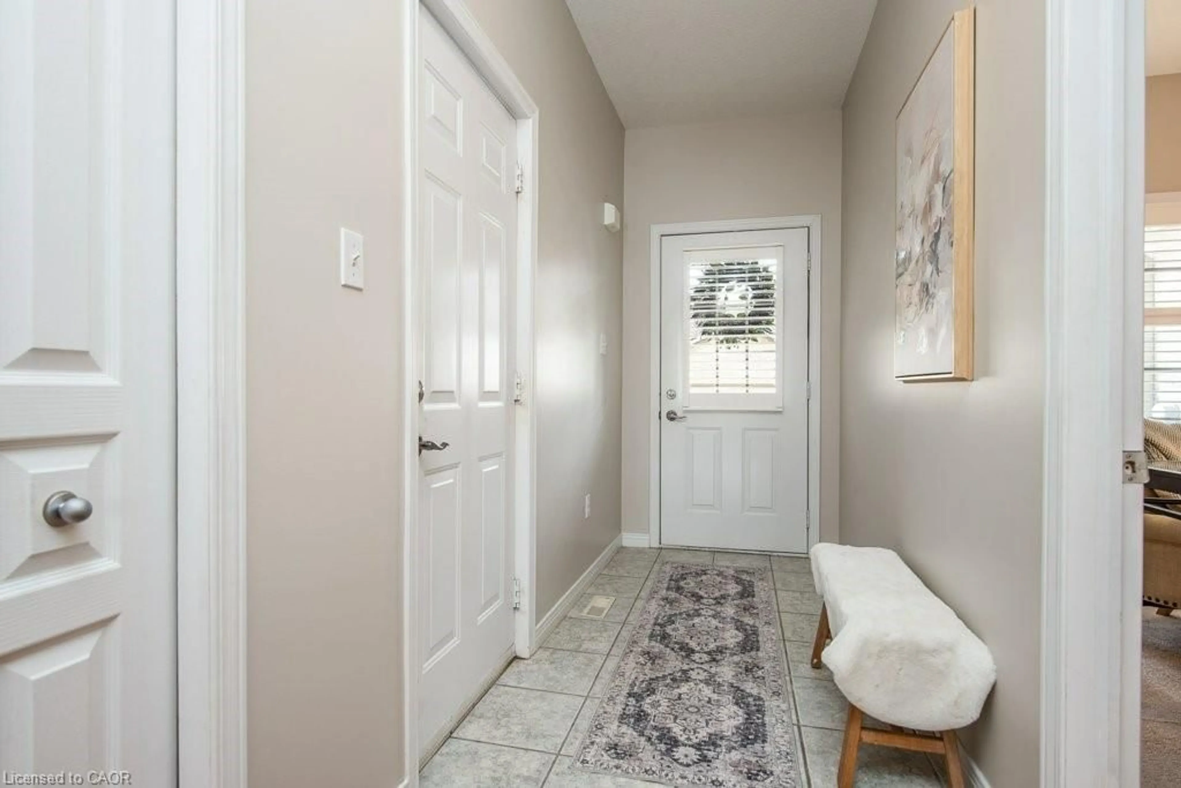 Indoor entryway for 900 Doon Village Rd #3, Kitchener Ontario N2P 1A4
