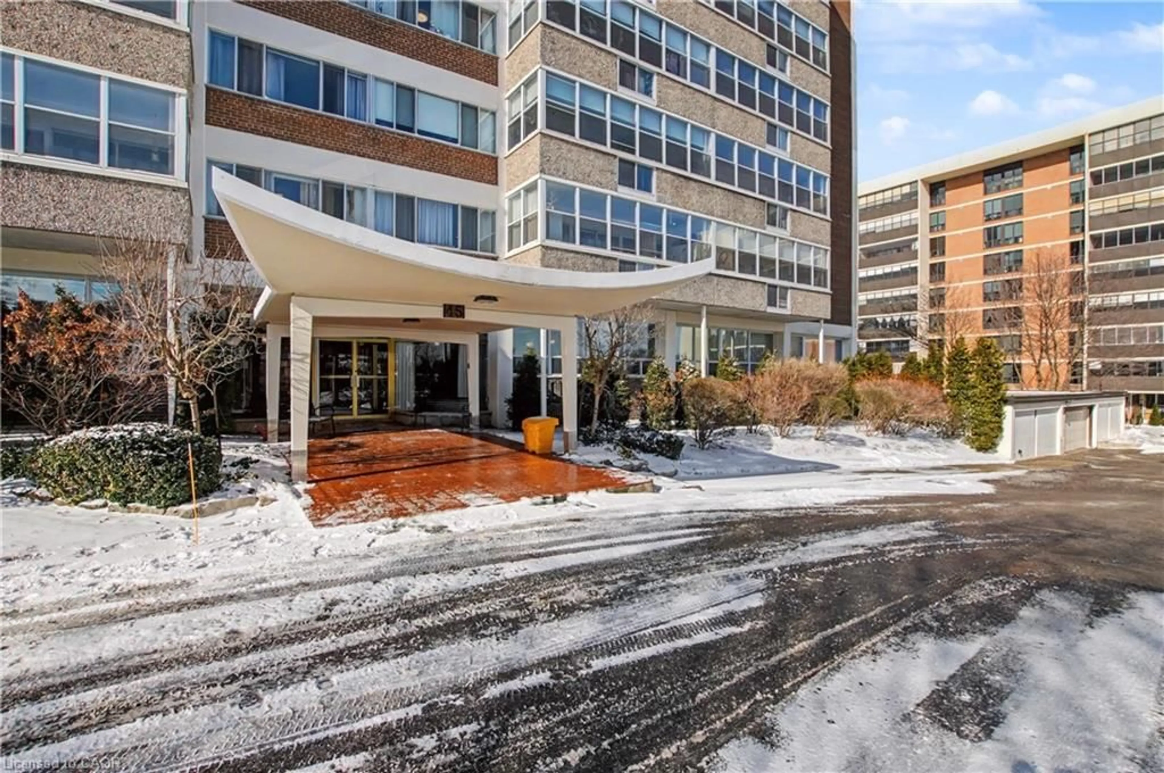 Indoor foyer for 45 Westmount Rd #202, Waterloo Ontario N2L 2R3