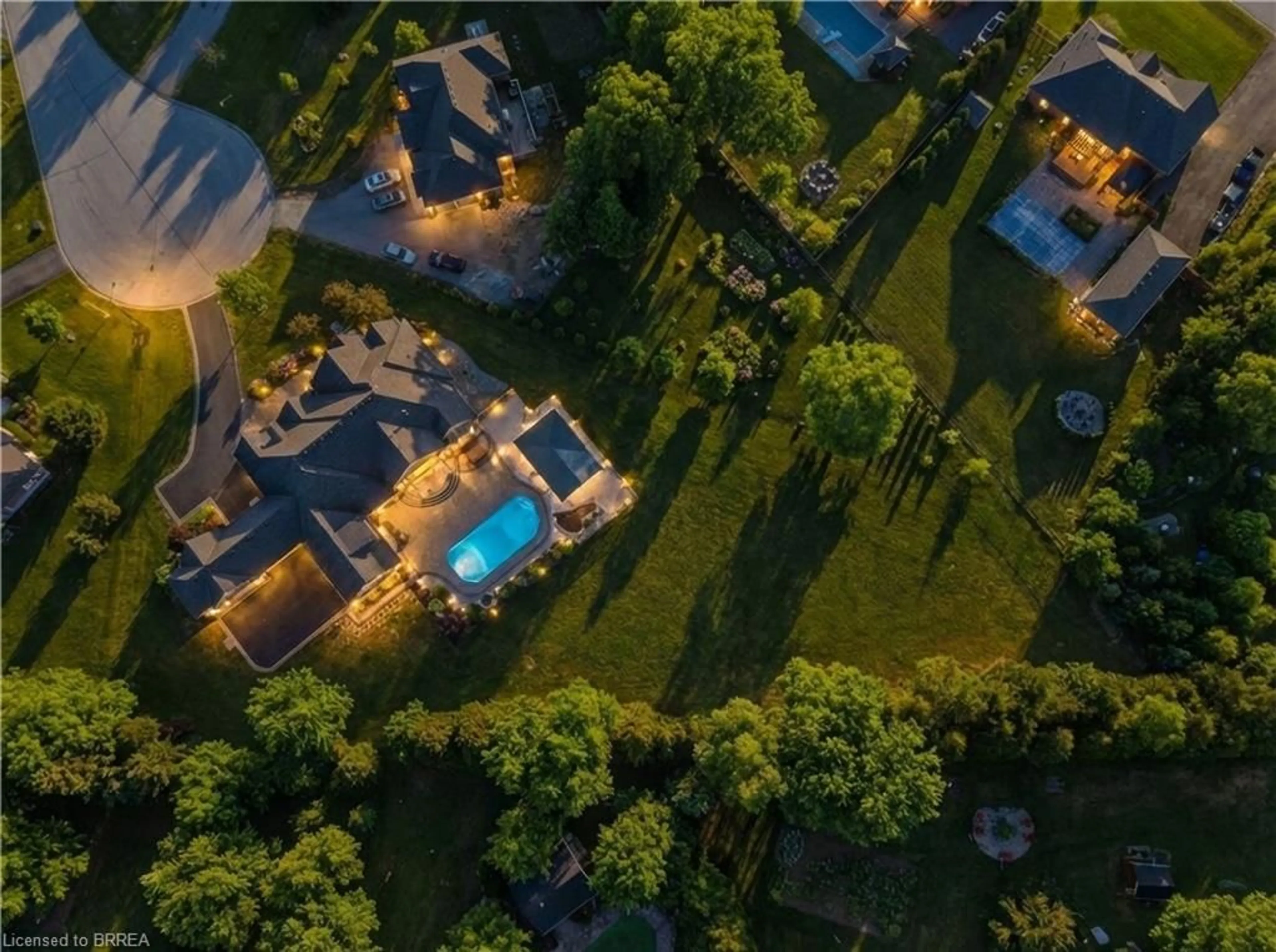 A pic from outside/outdoor area/front of a property/back of a property/a pic from drone, unknown for 29 Wallace Crt, Brantford Ontario N3T 5L7