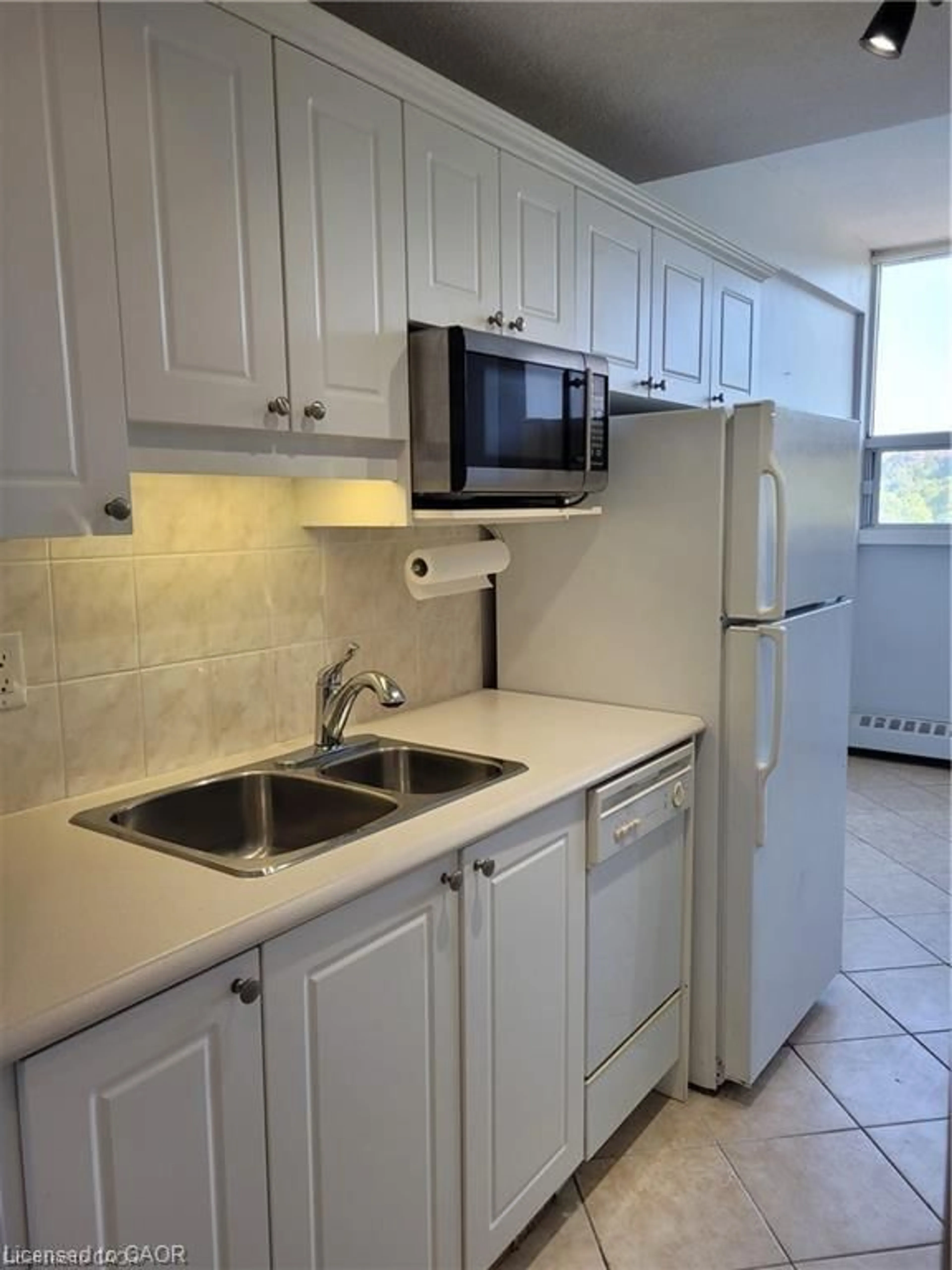 Standard kitchen, ceramic/tile floor for 1950 Main St #1108, Hamilton Ontario L8S 4M9