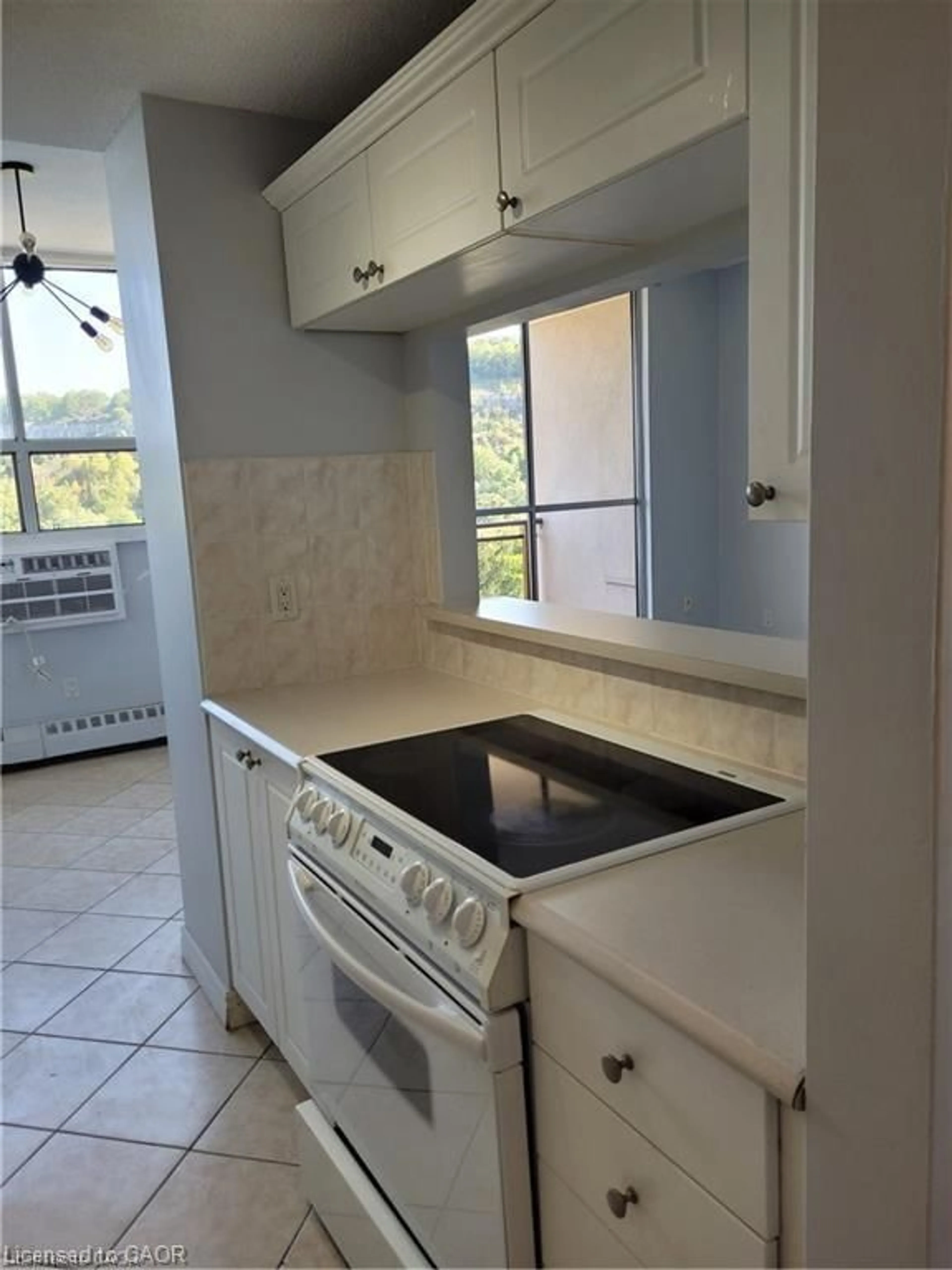 Standard kitchen, ceramic/tile floor for 1950 Main St #1108, Hamilton Ontario L8S 4M9