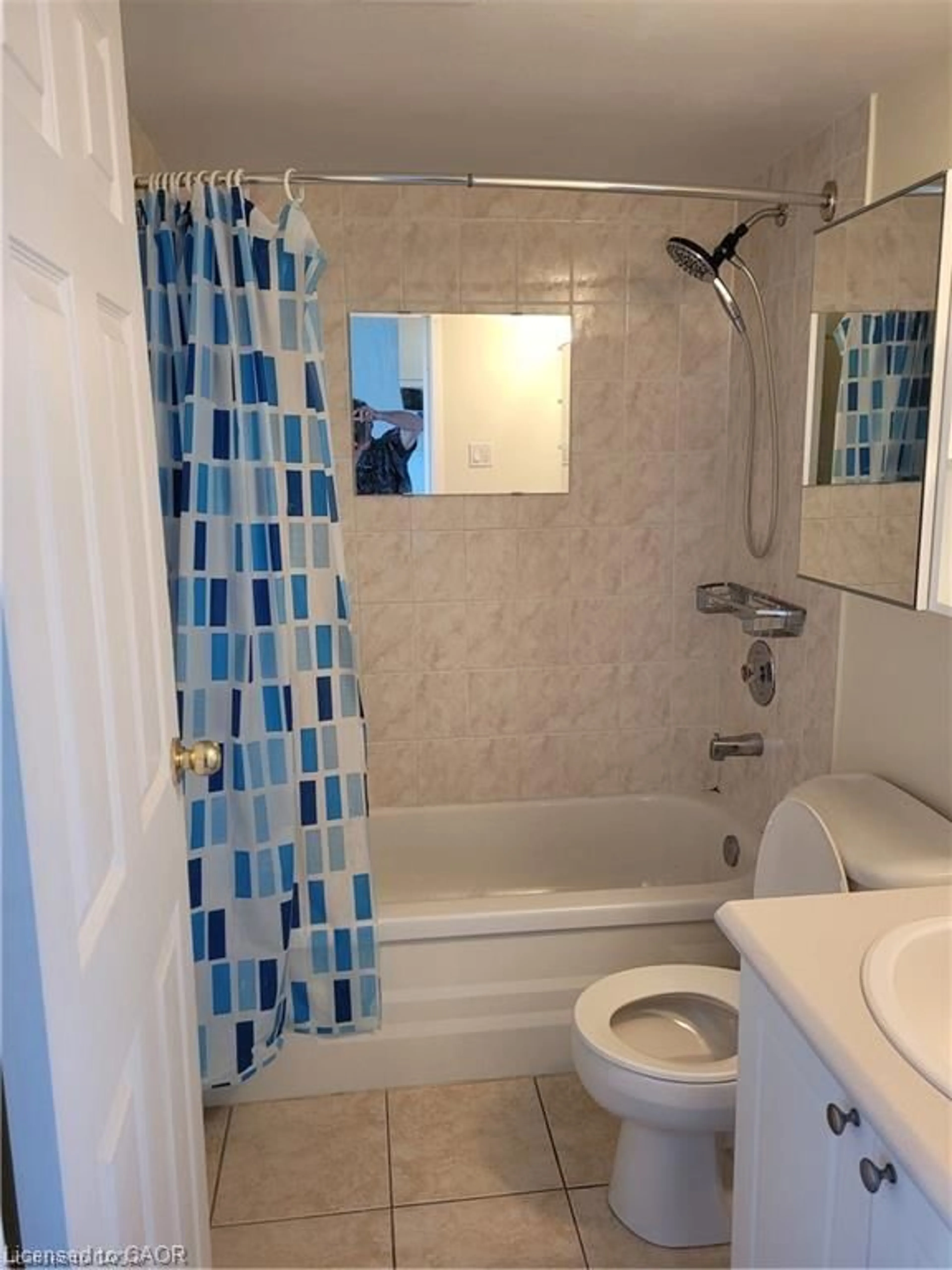 Standard bathroom, ceramic/tile floor for 1950 Main St #1108, Hamilton Ontario L8S 4M9