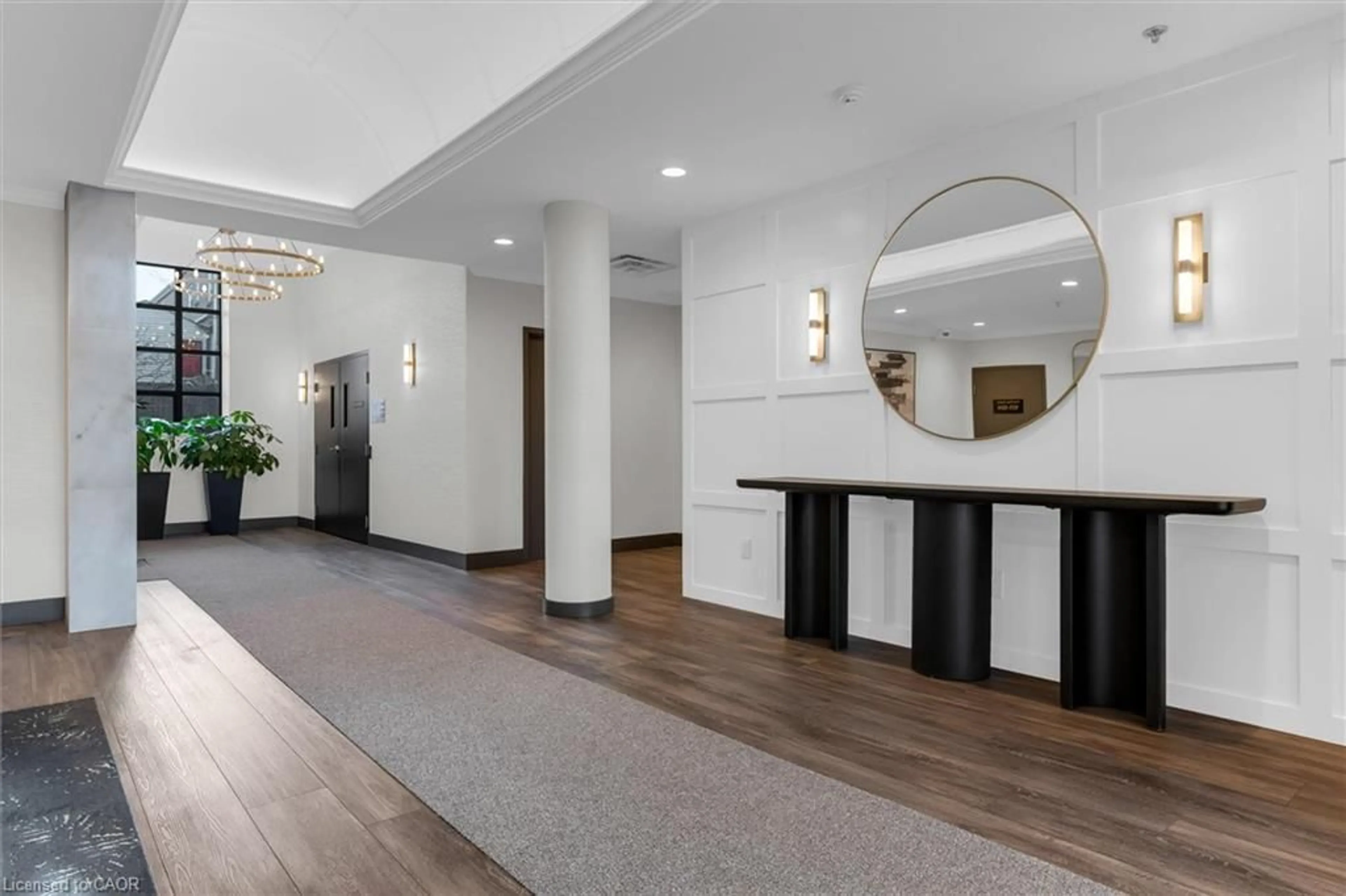 Indoor foyer for 185 Robinson St #203, Oakville Ontario L6J 7P6