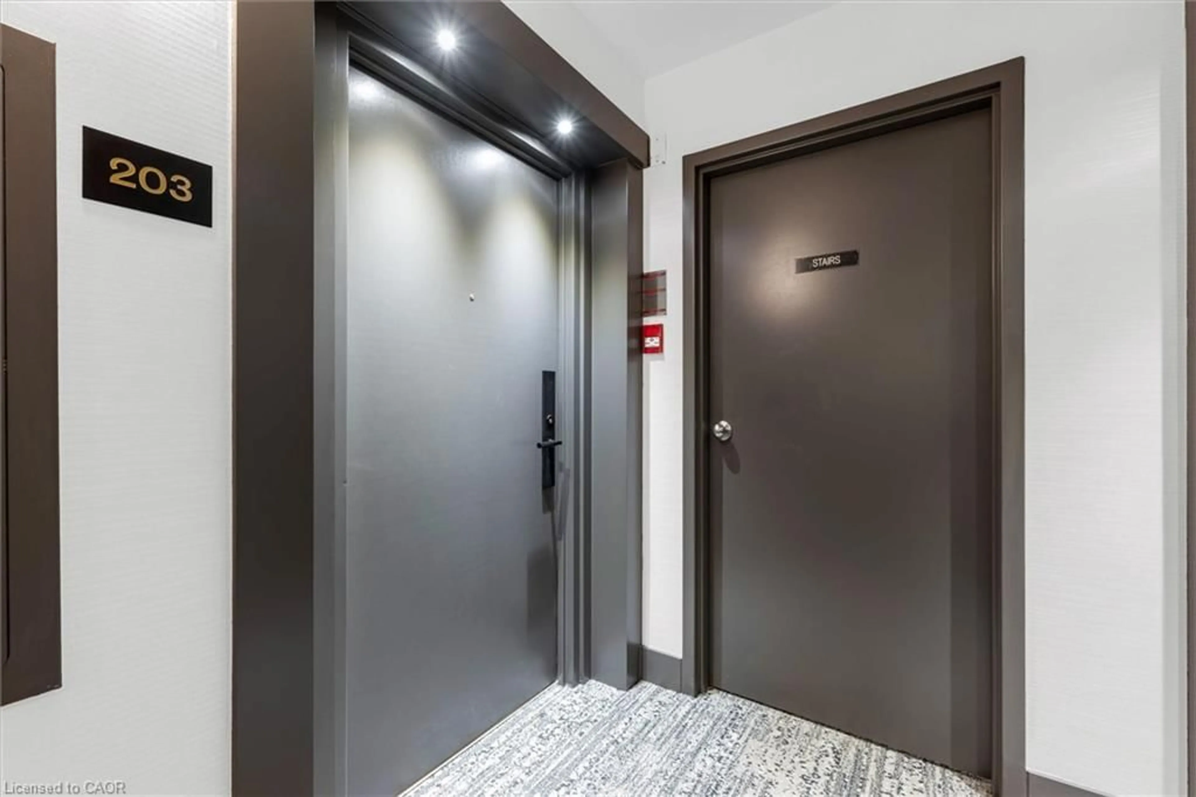 Indoor foyer for 185 Robinson St #203, Oakville Ontario L6J 7P6