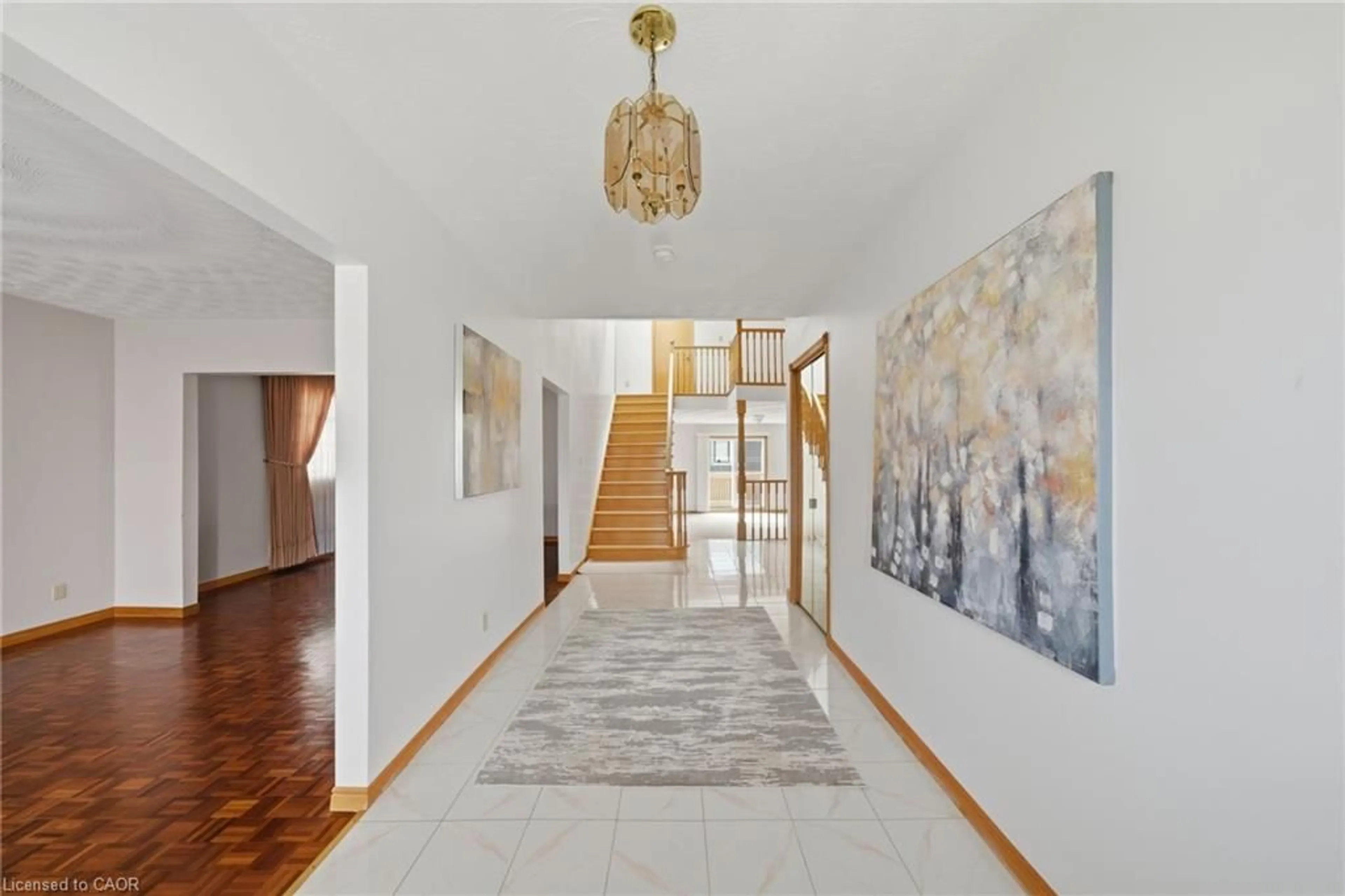 Indoor foyer for 382 Hemlock Ave, Stoney Creek Ontario L8E 2E1