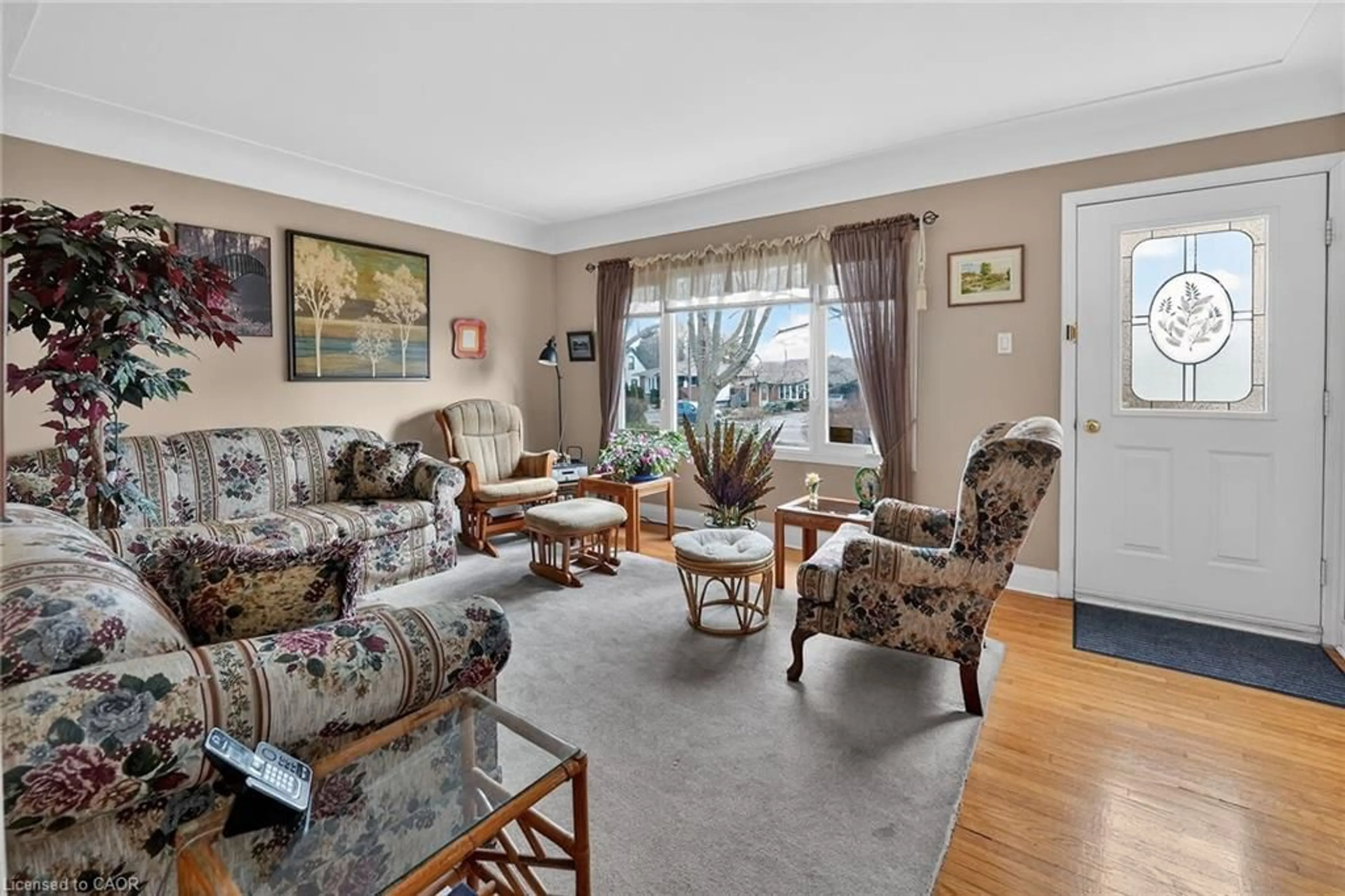 Living room with furniture, unknown for 172 Ridge St, Hamilton Ontario L9A 2X5